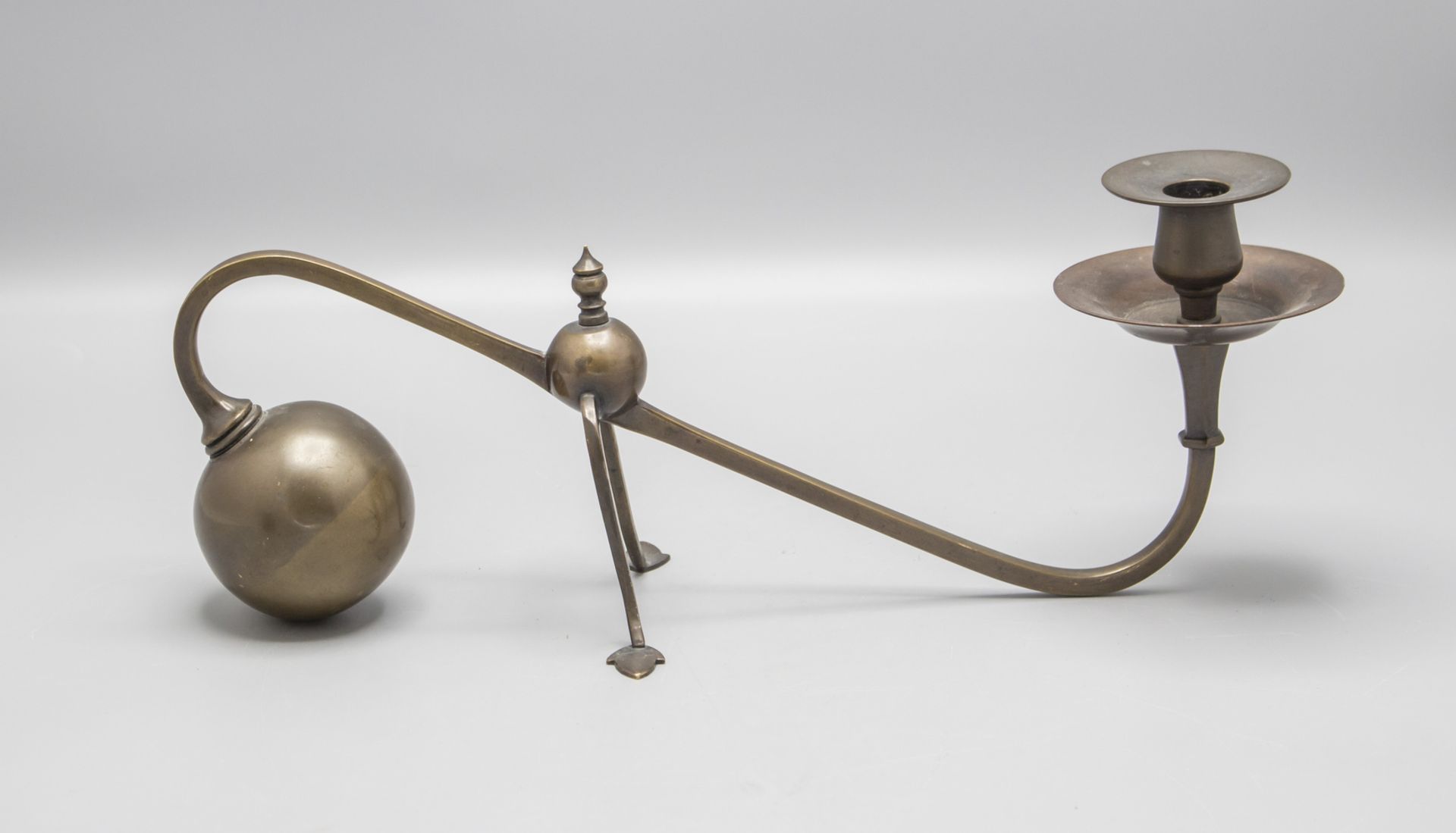 Bronzeleuchter mit Kugel / A bronze candle holder, Frankreich, 19. Jh.