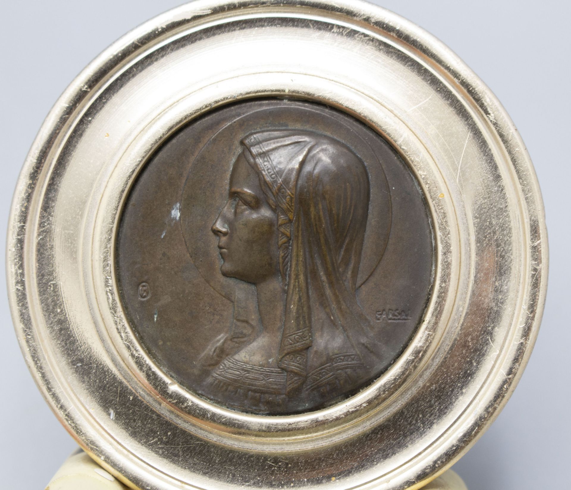 Marien-Medaillon auf Sockel / A medallion of Mary on a stand, 20. Jh. - Image 3 of 5