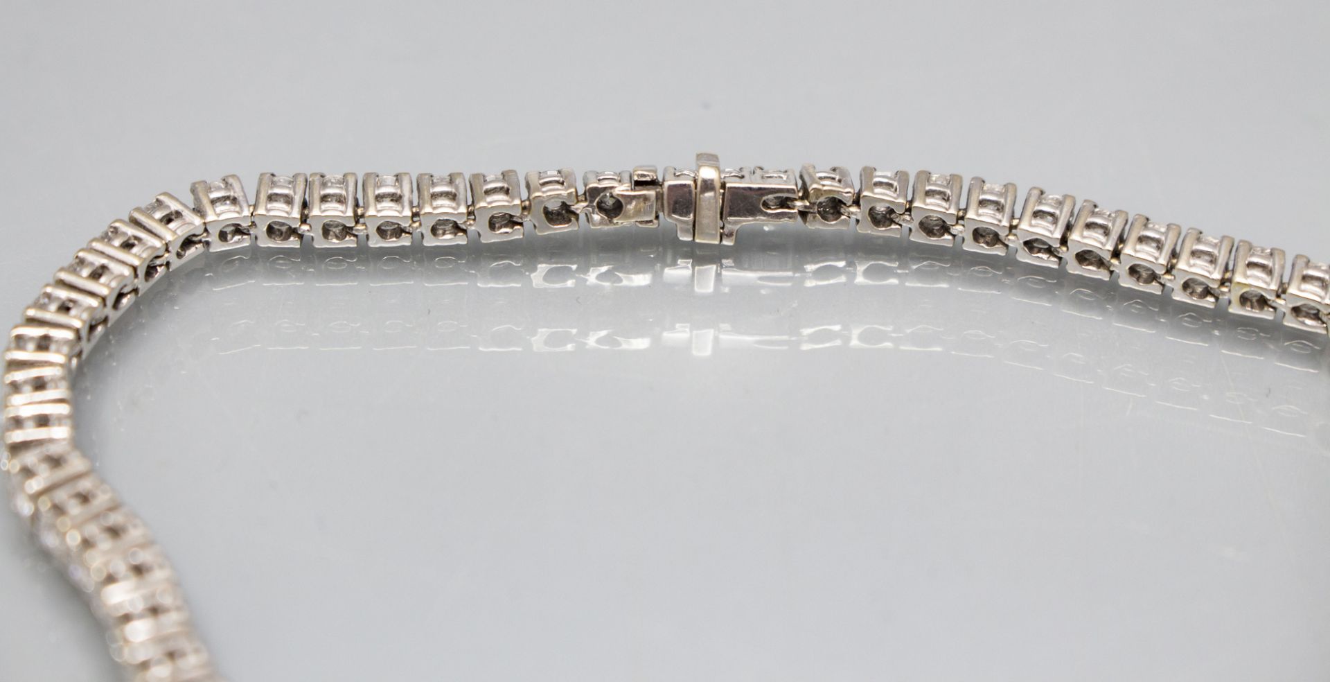 Tennis-Armband mit Brillanten / An 18 ct gold bracelet with diamonds, Italien, um 1950 - Image 2 of 2