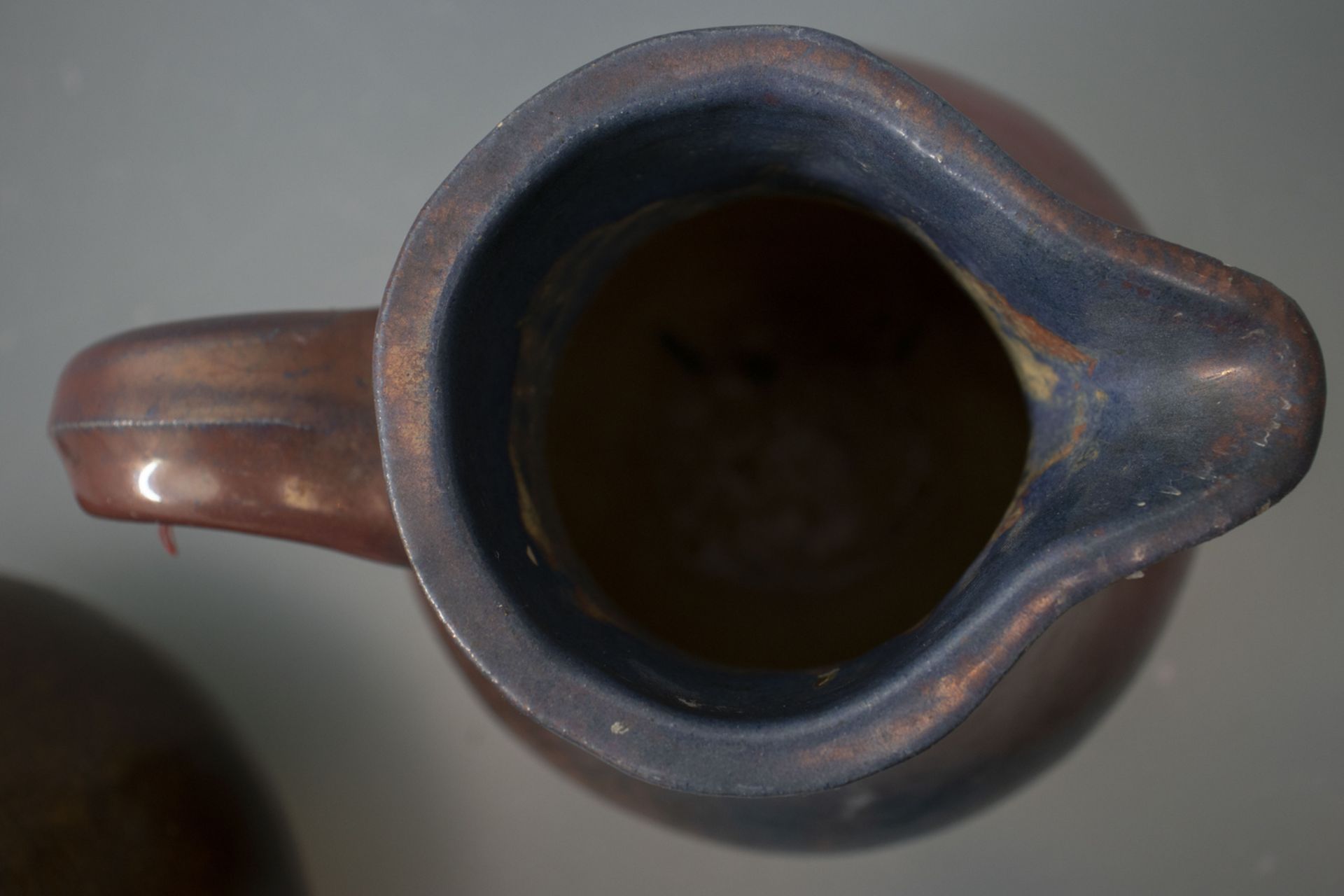 Keramikvase und Keramikkanne / A ceramic vase and jug, 20. Jh. - Bild 6 aus 8