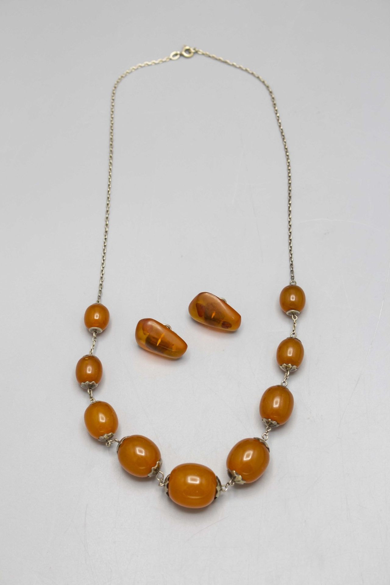 Bernsteinkette mit Ohrclips / An amber neclace with earclips