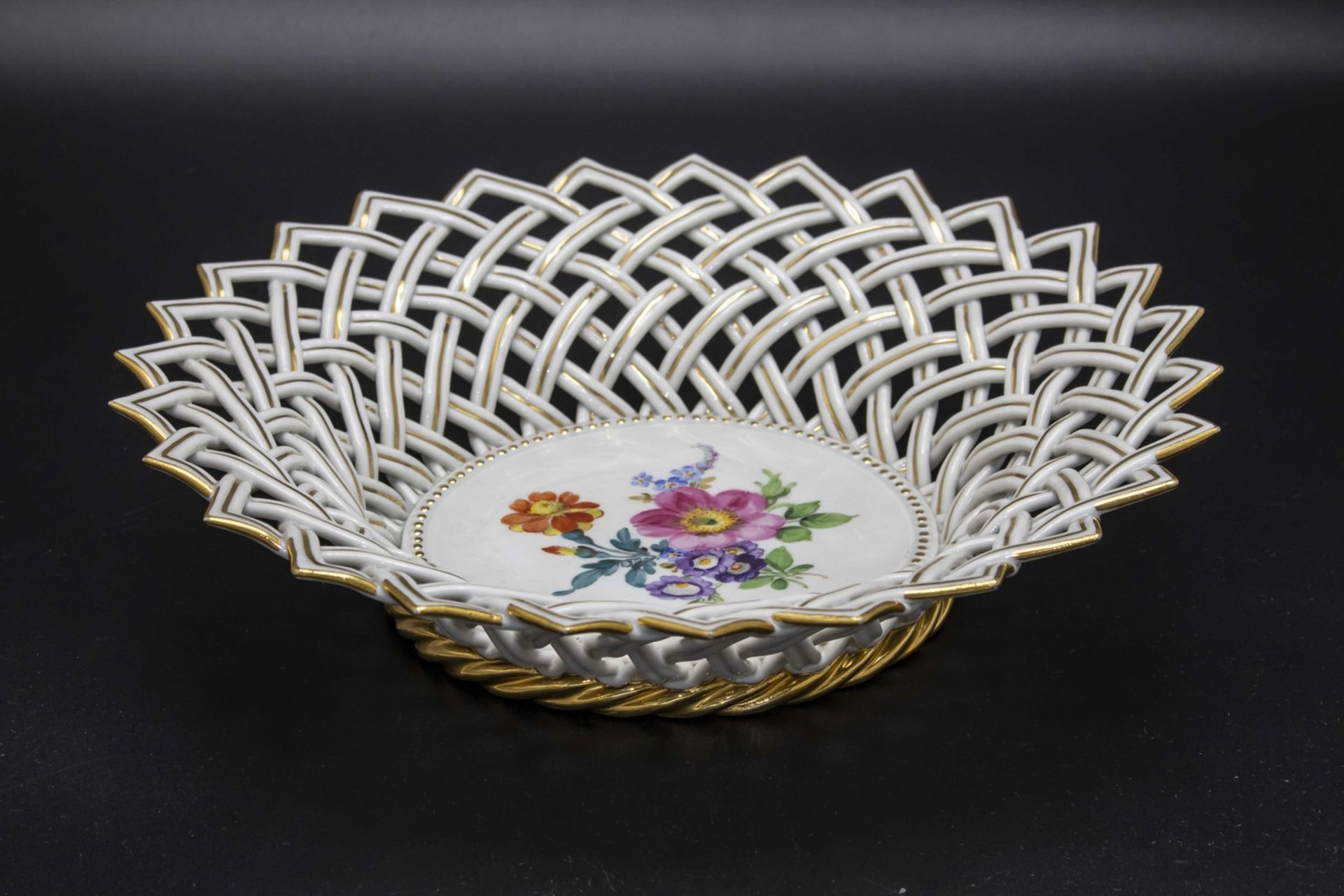 Korbschale mit Blumenmalerei / A basket bowl with flowers, Meissen, 20. Jh. - Bild 2 aus 3