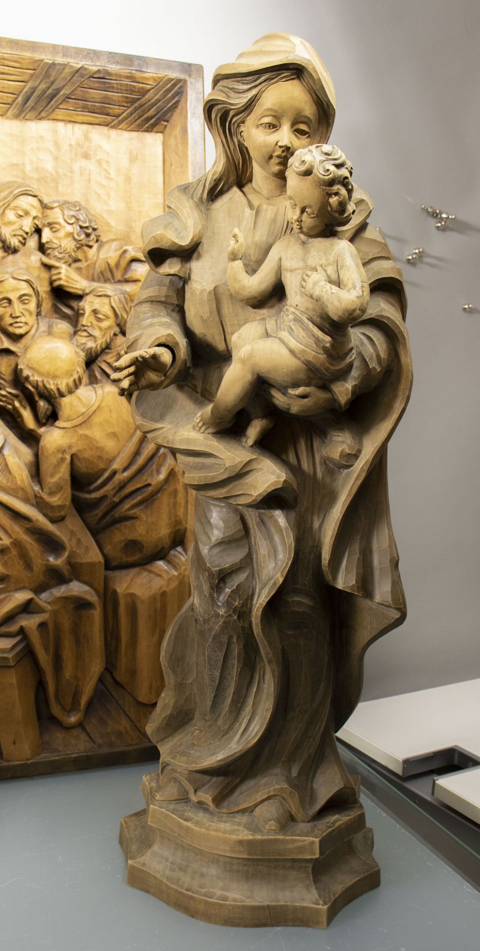Konvolut aus 4 Heiligen und 2 Holzreliefs / A collection of 4 saints and 2 wooden reliefs - Image 2 of 7
