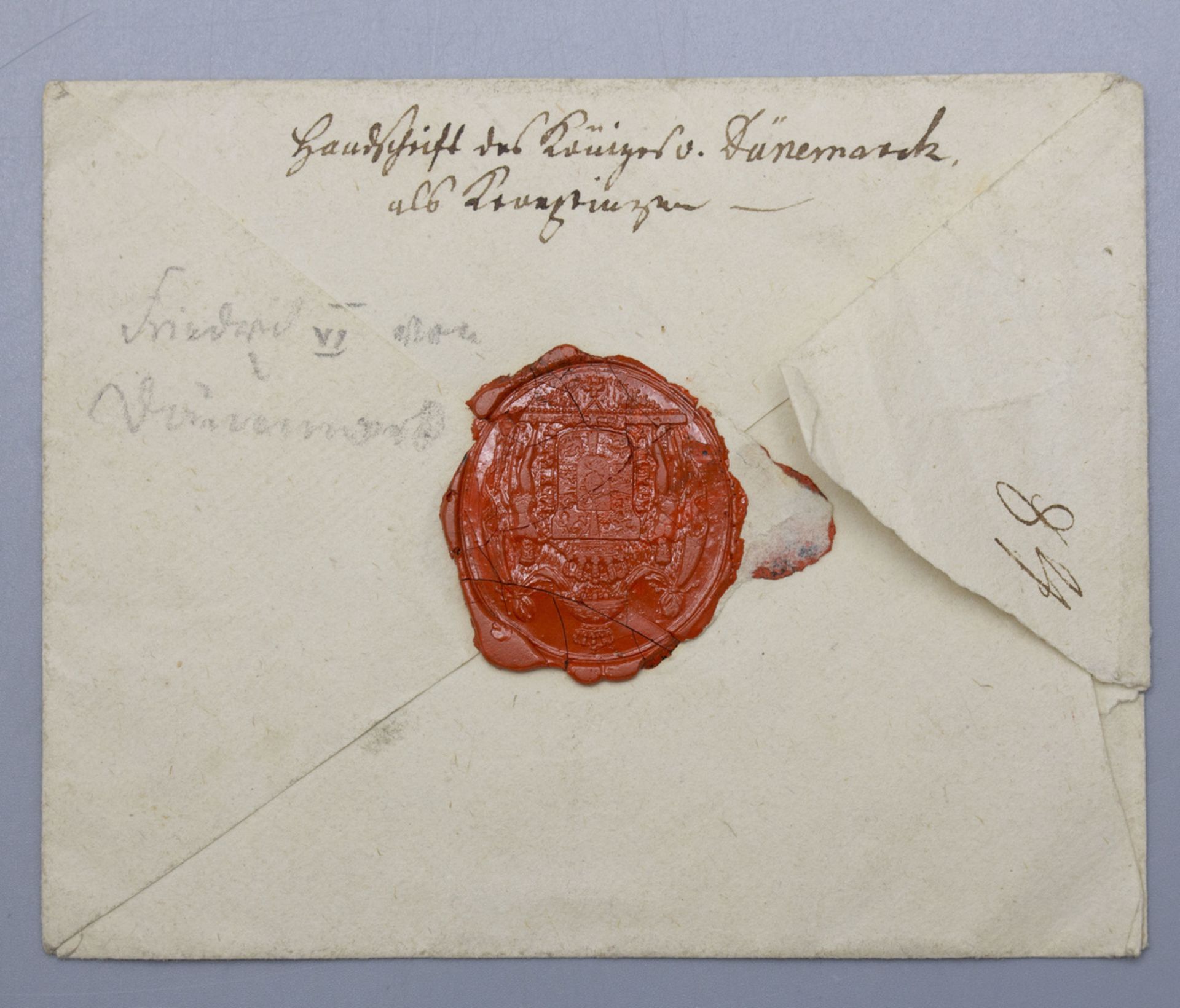 Briefumschlag mit Wachssiegel des dänsichen Königshauses / An envelope with wax seal of the ... - Bild 2 aus 2