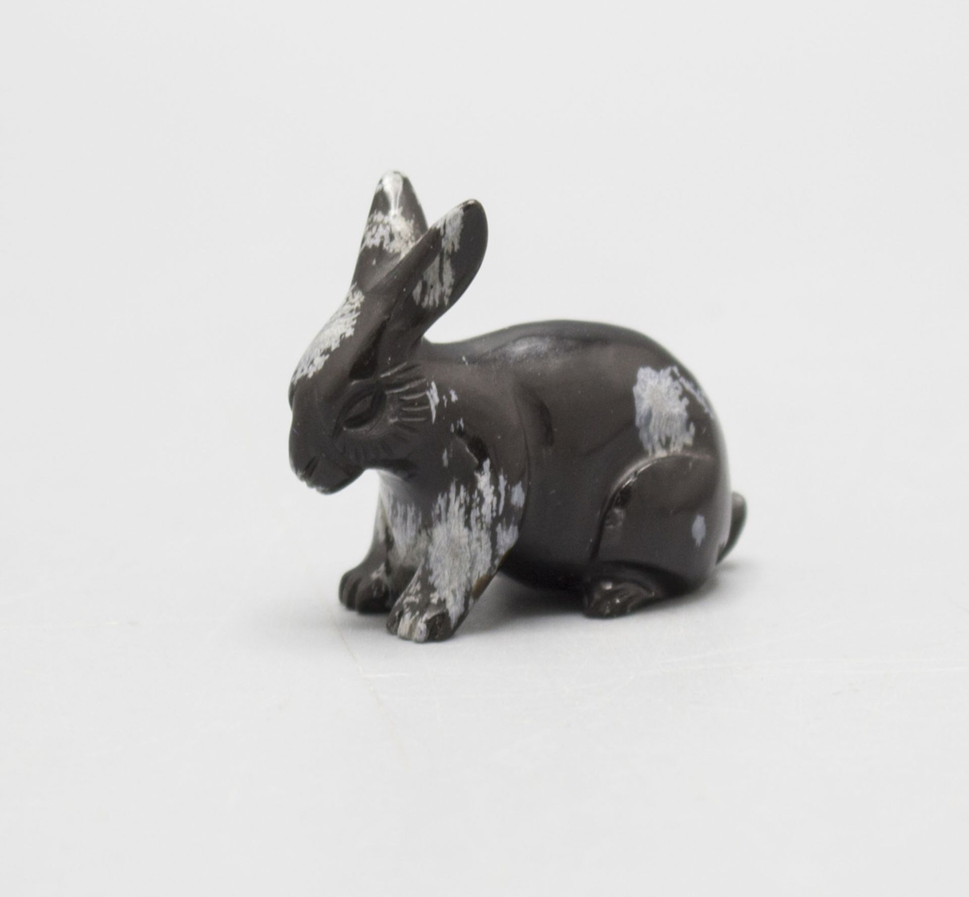 Miniatur Steinfigur 'Kaninchen' / A miniature carved stone rabbit, China, 20. Jh, - Bild 2 aus 4