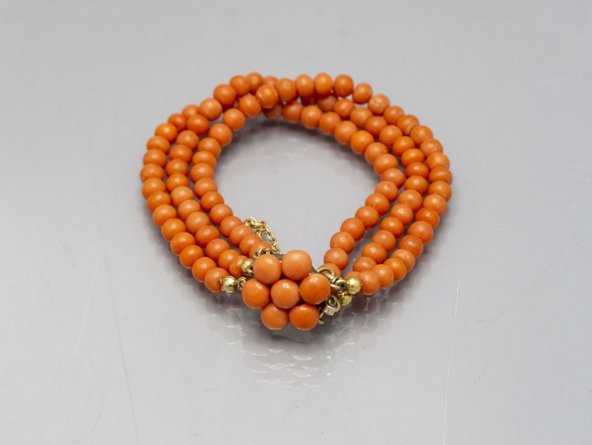 Dreireihiges Korallenarmband / A coral bracelet