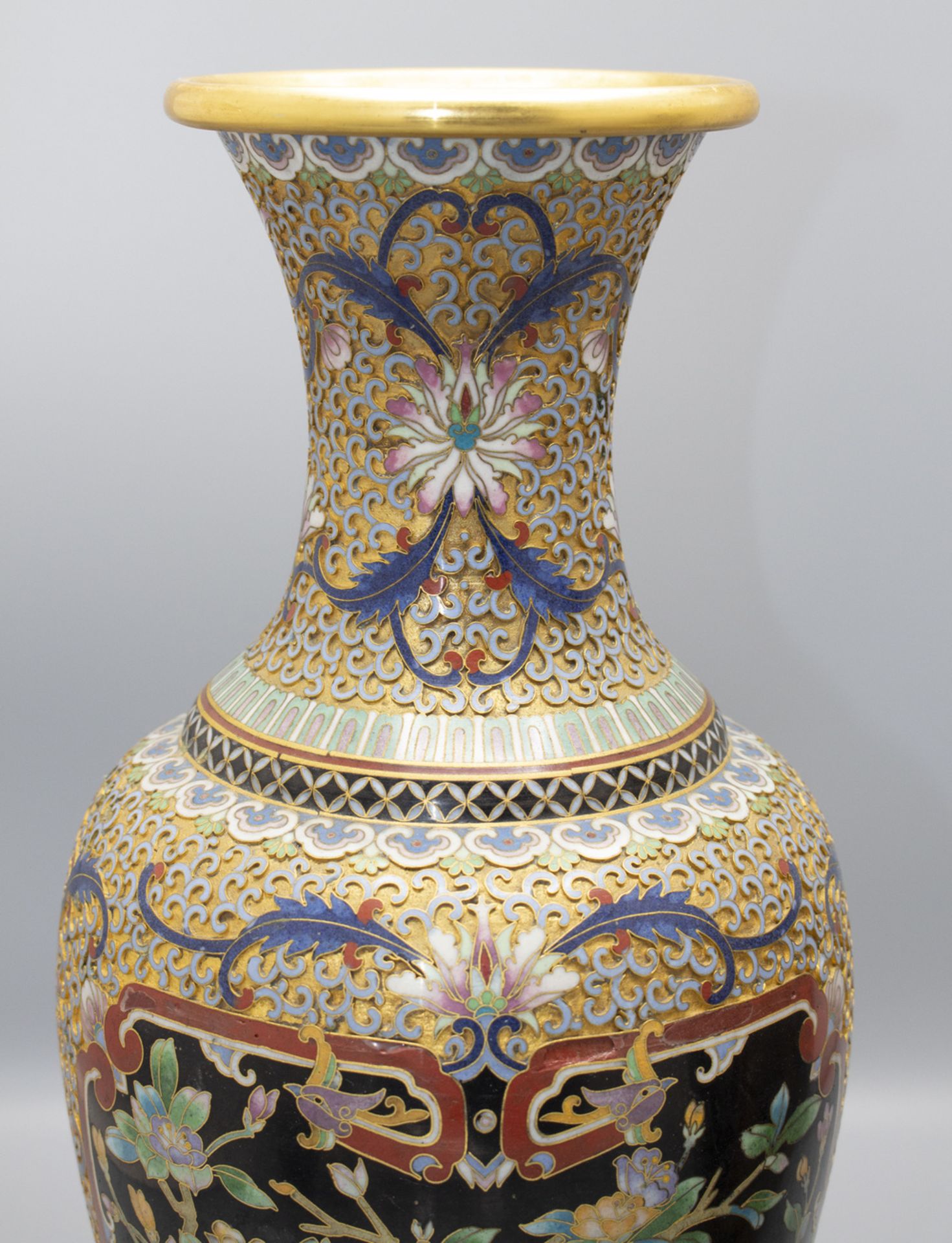 Paar Cloisonne-Vasen / A pair of Cloisonné vases, China, um 1900 - Bild 4 aus 5