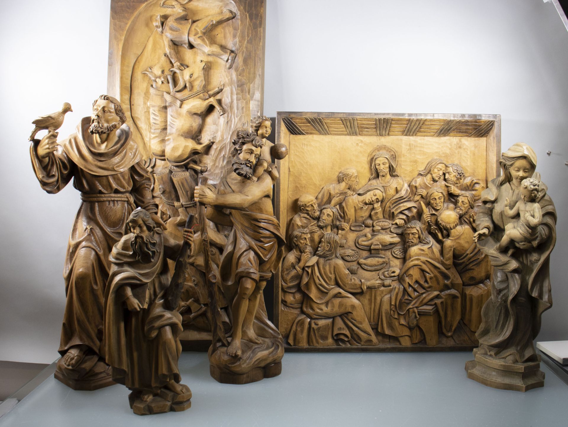 Konvolut aus 4 Heiligen und 2 Holzreliefs / A collection of 4 saints and 2 wooden reliefs