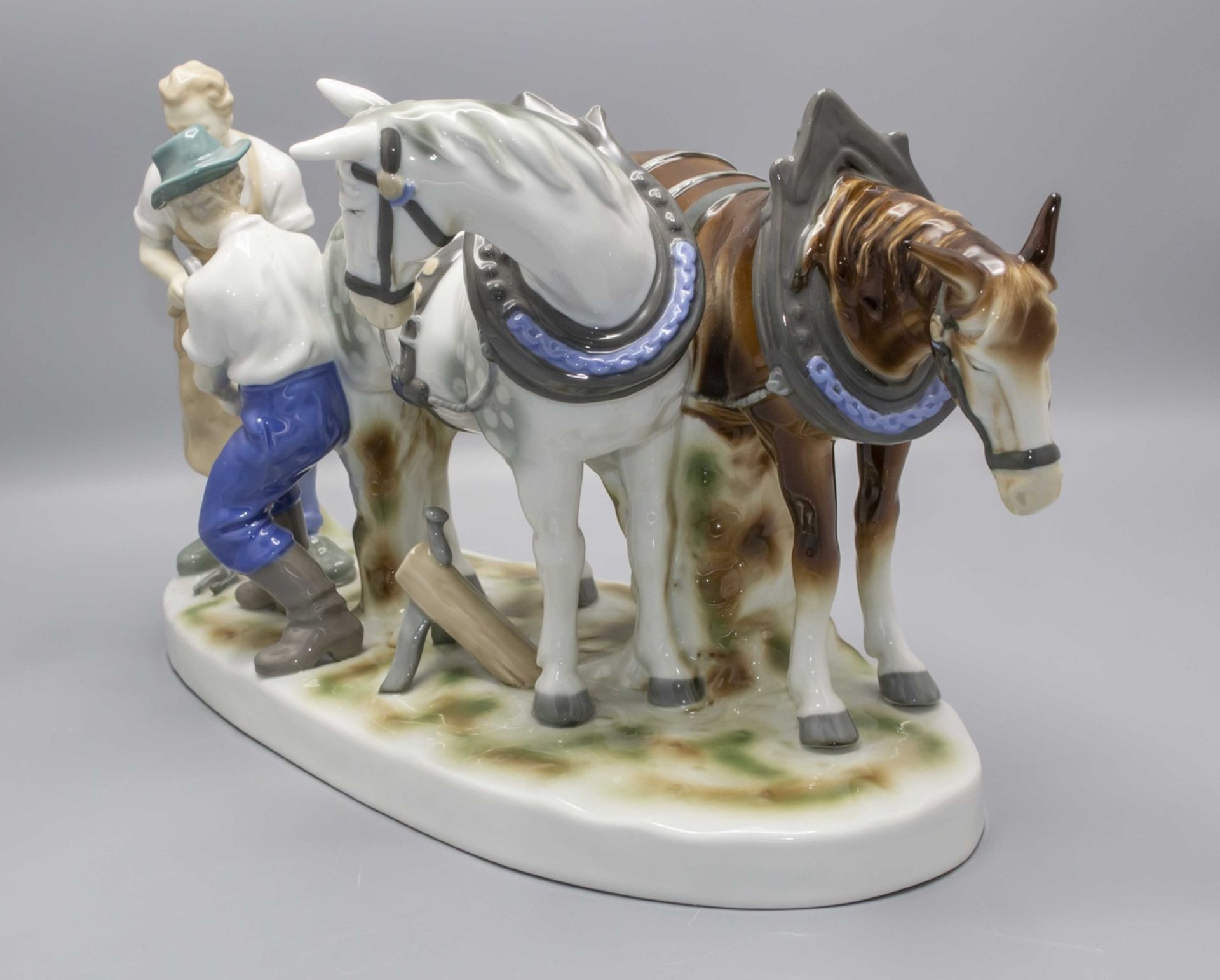 Figurengruppe eines Hufschmieds mit Pferden / A porcelain group of a farrier with horses, ... - Bild 2 aus 7