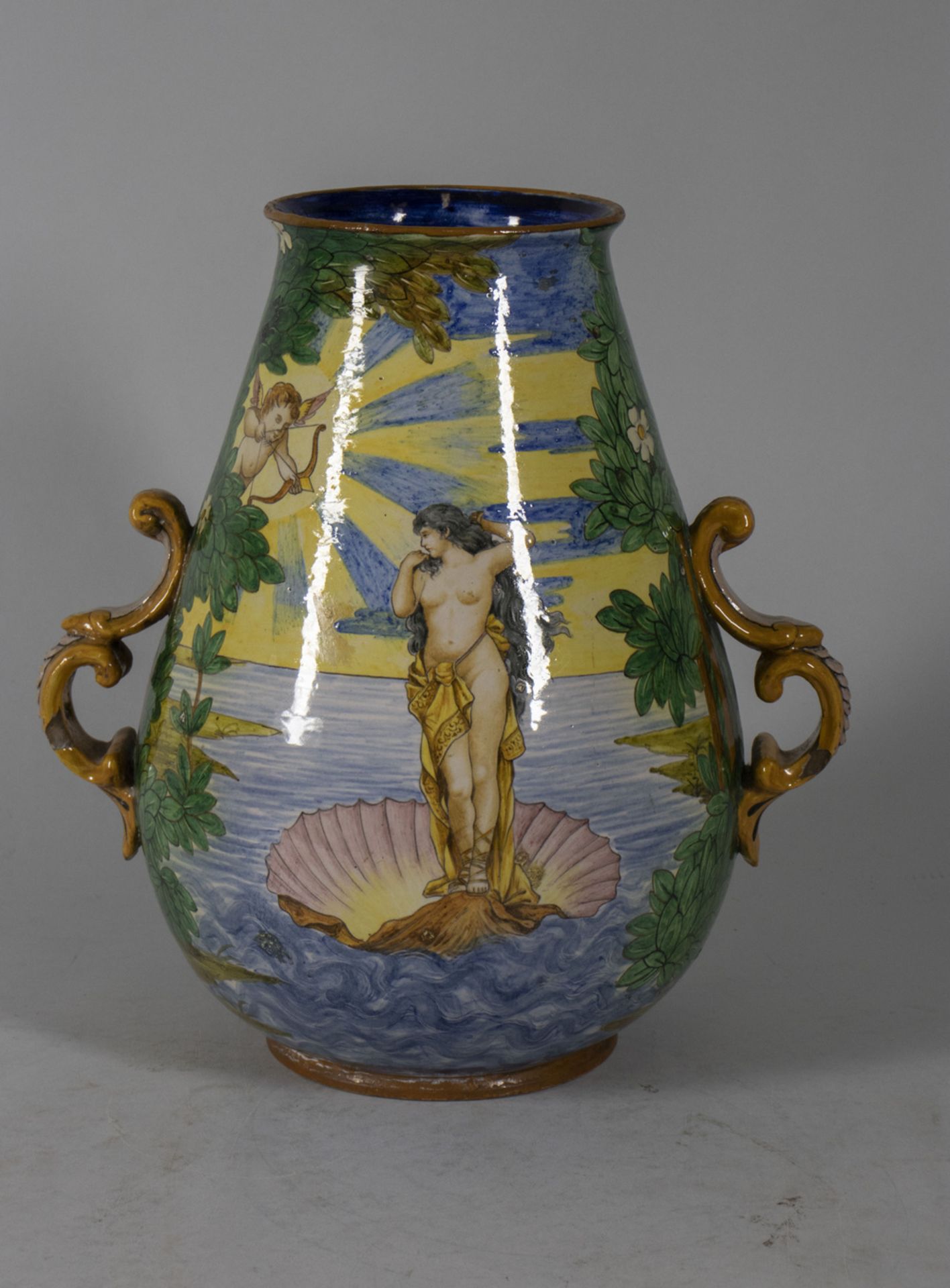 Majolika-Henkelvase im Urbino Renaissance-Stil / A majolica handled vase with Venus, wohl ...