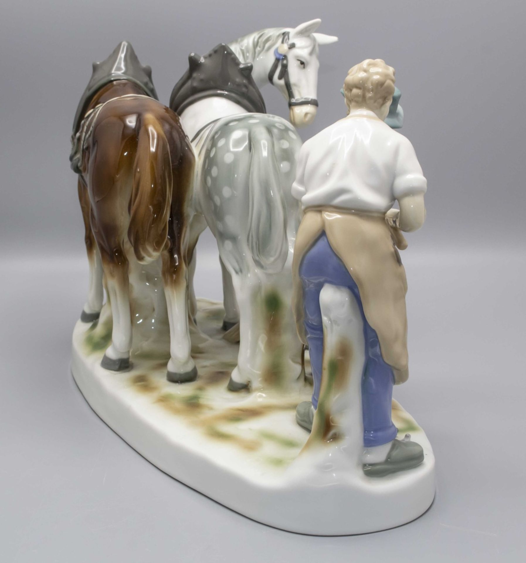 Figurengruppe eines Hufschmieds mit Pferden / A porcelain group of a farrier with horses, ... - Bild 4 aus 7