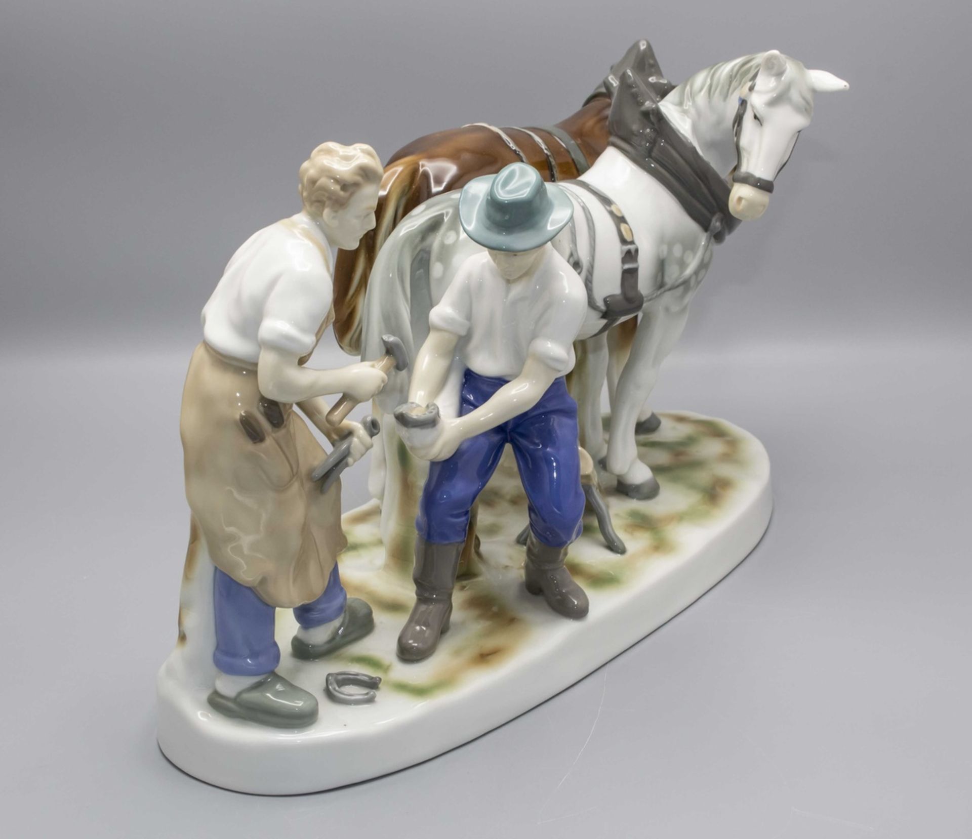 Figurengruppe eines Hufschmieds mit Pferden / A porcelain group of a farrier with horses, ... - Bild 5 aus 7