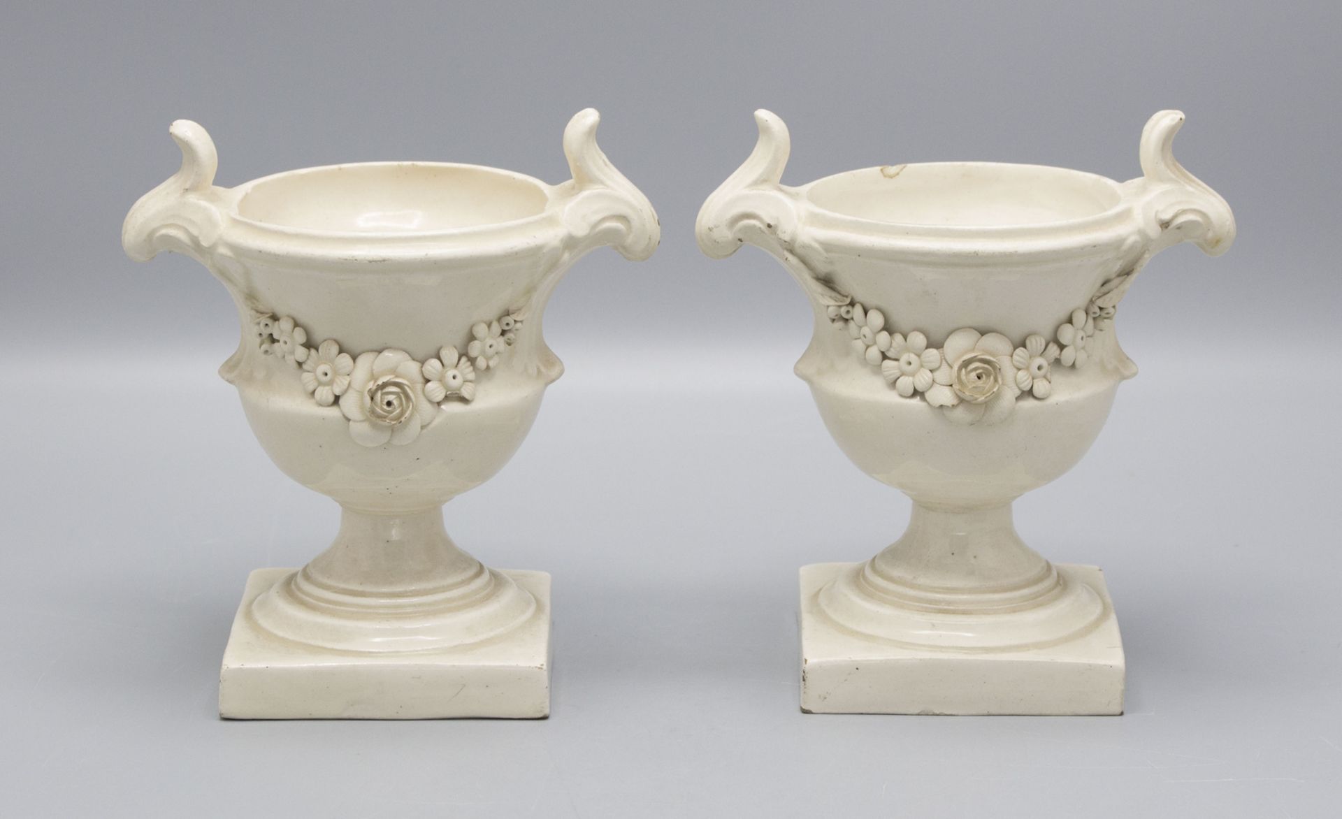 Paar Creamware Kratervasen / A pair of creamware / pearlware / faience fine footed vases, ...