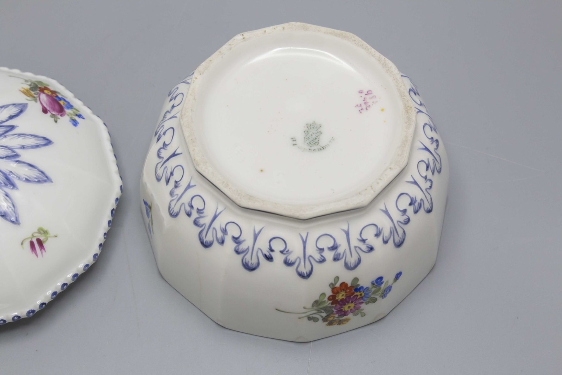 Zuckerdose mit Perlrand / A sugar bowl, Nymphenburg, 1. Hälfte 20. Jh. - Bild 5 aus 5