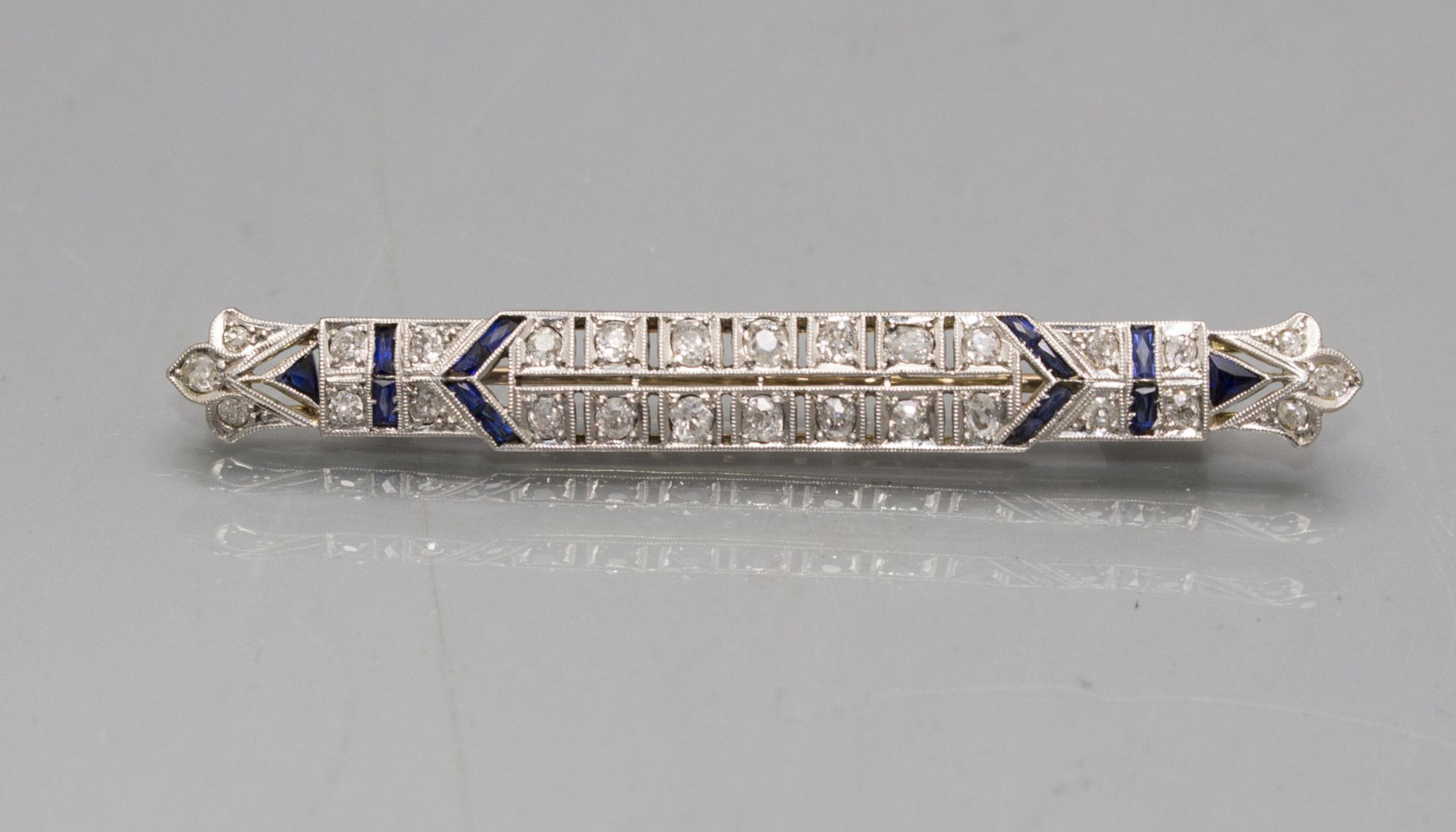 Art Déco Brosche mit Diamanten / A 14 ct gold Art Deco brooch with diamonds, um 1925