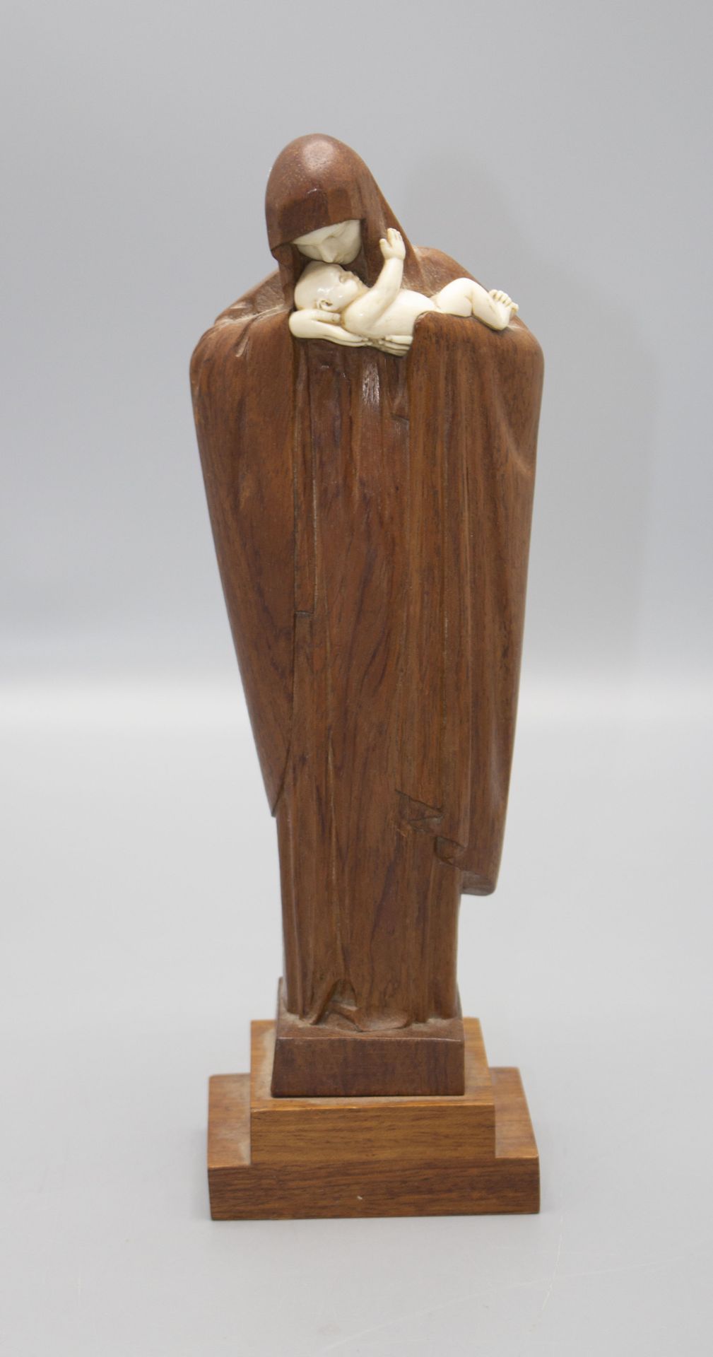 Lucienne Antoinette Heuvelmans (1885-1944), Art Déco Figur 'Madonna mit Kind' / A wooden ...