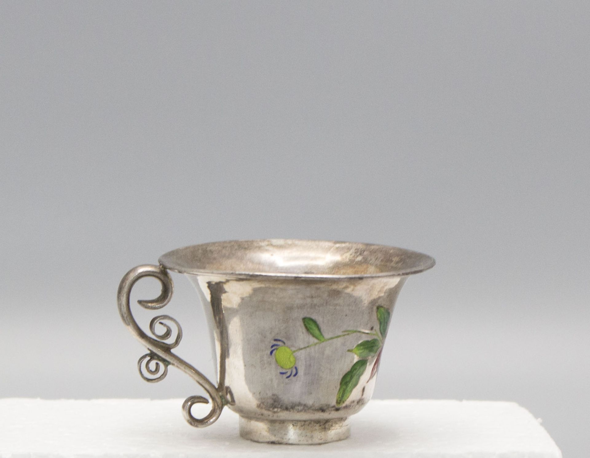 Kleine Tasse mit Emailledekor / An enamelled cup with flower, wohl China, um 1900 - Bild 3 aus 5