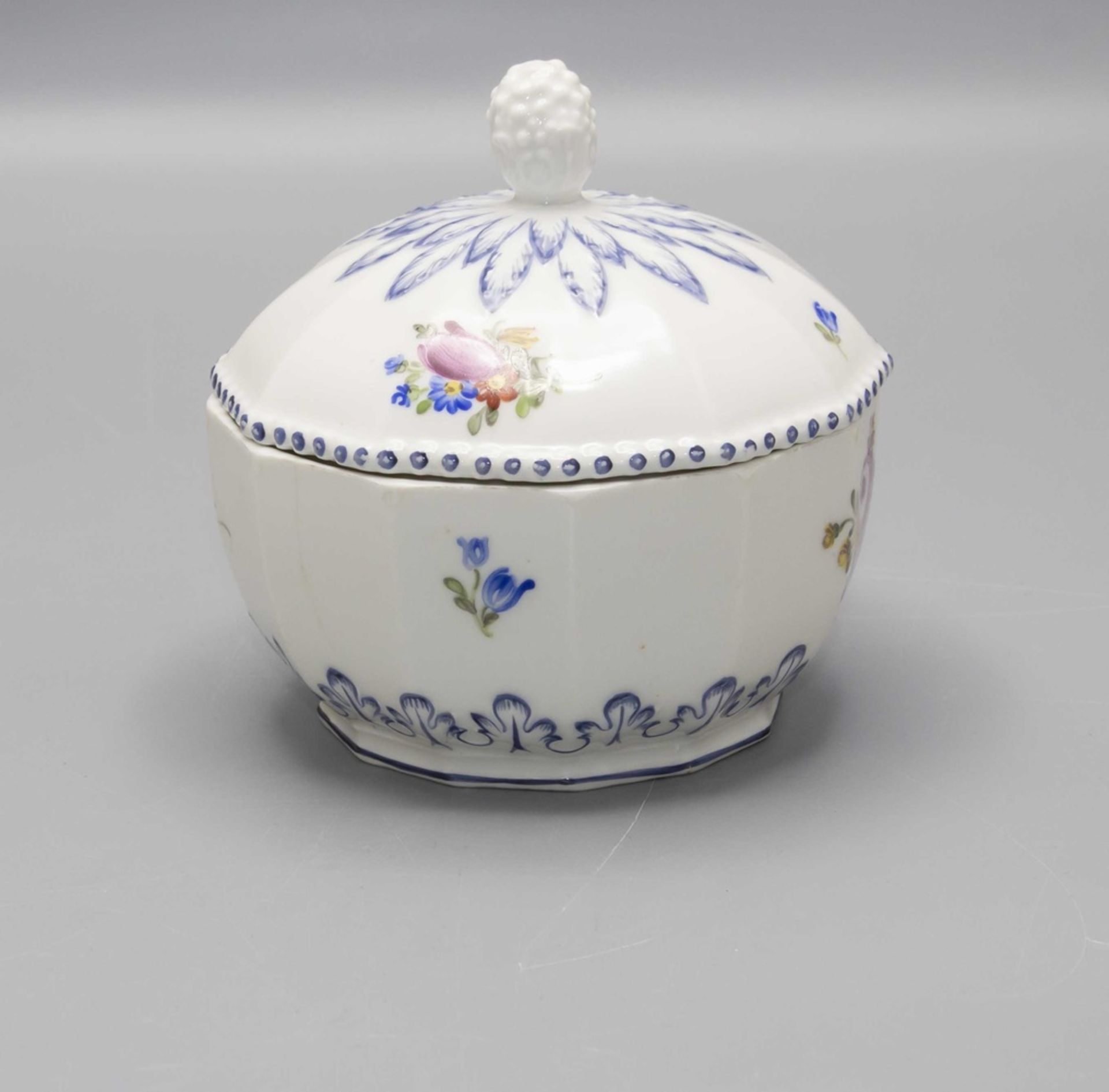 Zuckerdose mit Perlrand / A sugar bowl, Nymphenburg, 1. Hälfte 20. Jh. - Bild 2 aus 5