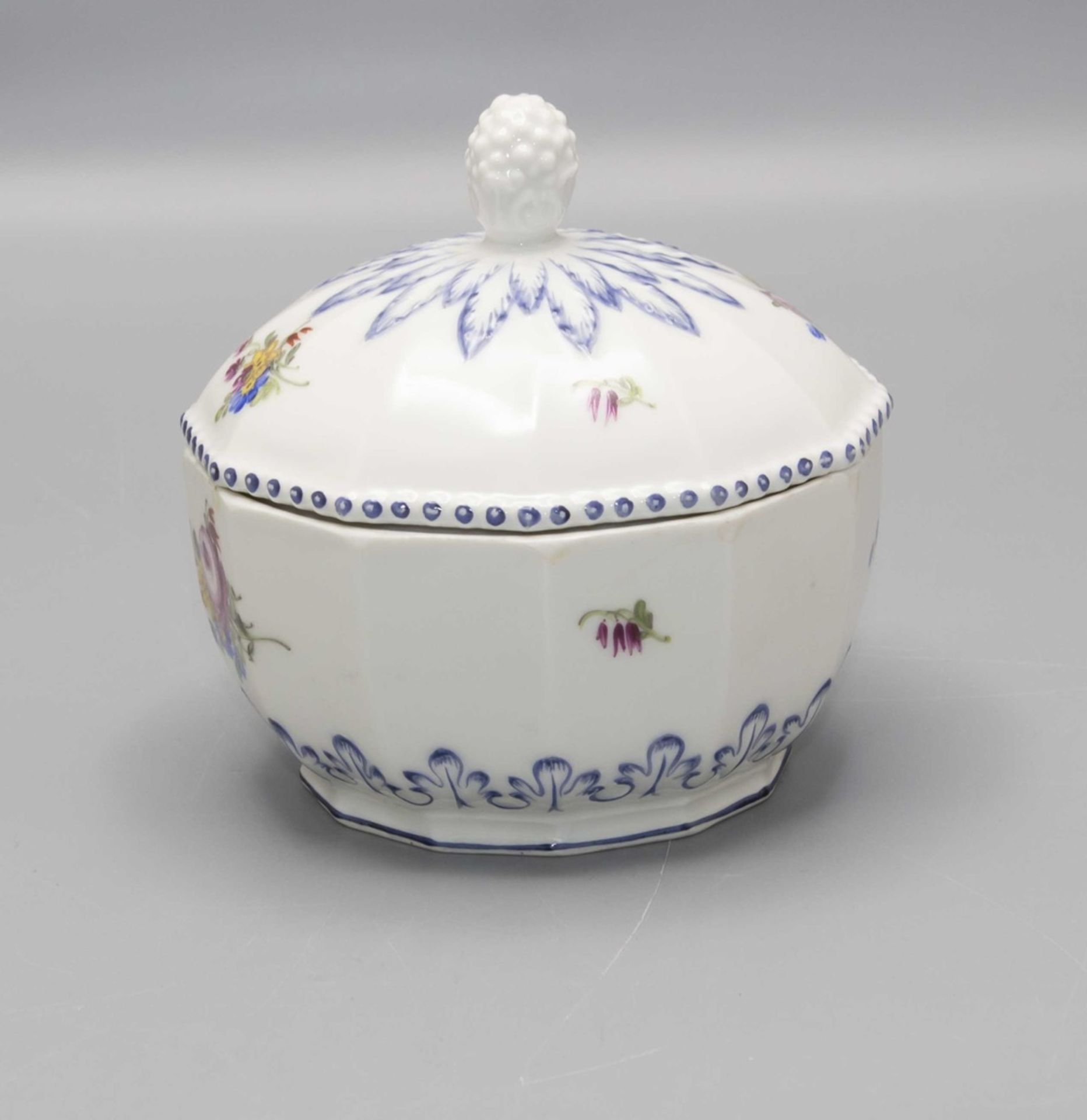 Zuckerdose mit Perlrand / A sugar bowl, Nymphenburg, 1. Hälfte 20. Jh. - Bild 4 aus 5