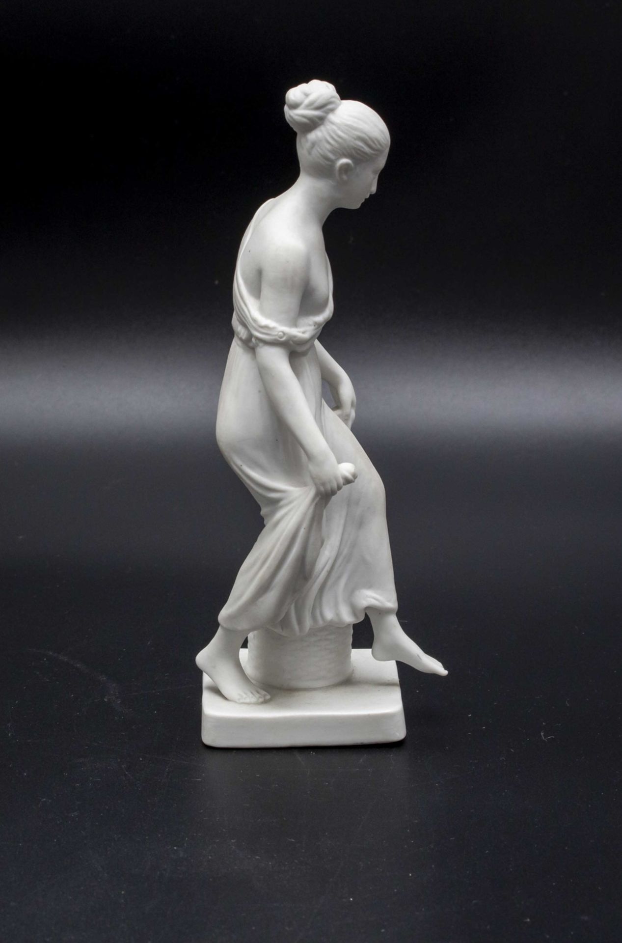 Biskuit Figur einer jungen Tänzerin / A parian porcelain figure of a young dancer, Bertel ... - Bild 2 aus 5