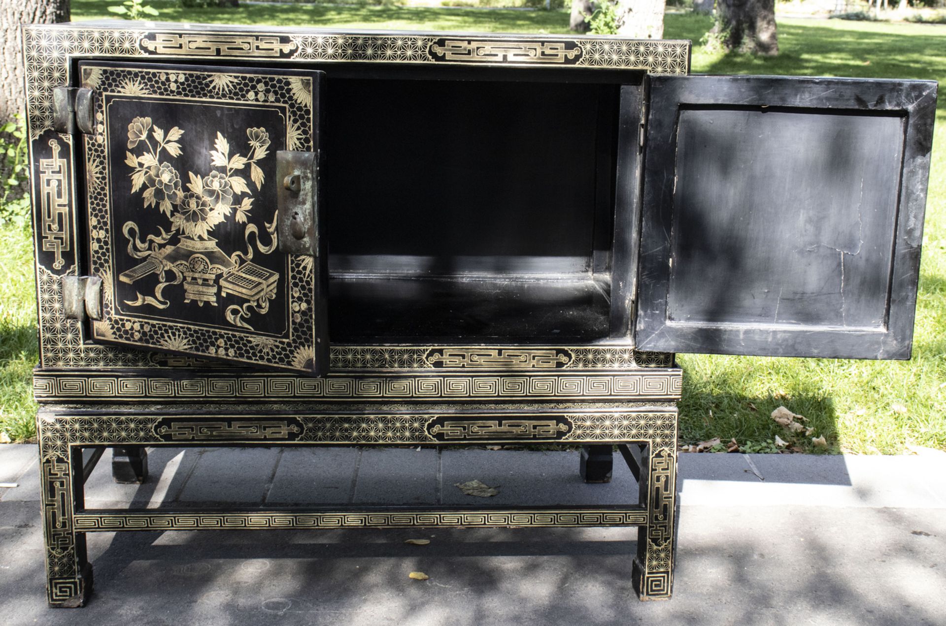 Hochzeitsschrank / A wedding cabinet, China, um 1870 - Bild 2 aus 8