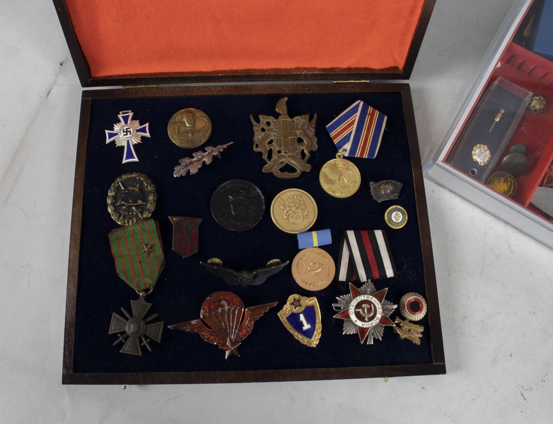 Umfangreiches Konvolut Orden und Ehrenabzeichen / Extensive collection of medals and badges of ... - Bild 2 aus 3