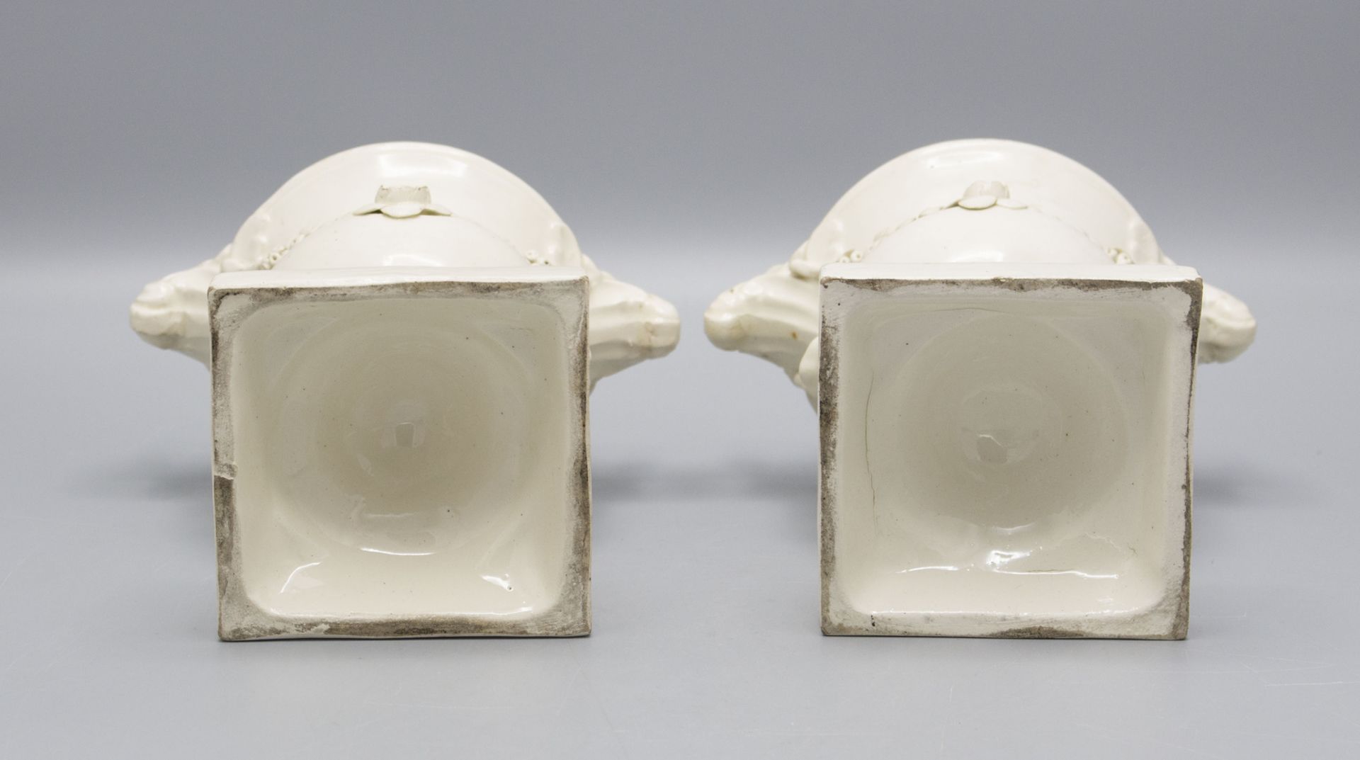 Paar Creamware Kratervasen / A pair of creamware / pearlware / faience fine footed vases, ... - Image 3 of 3