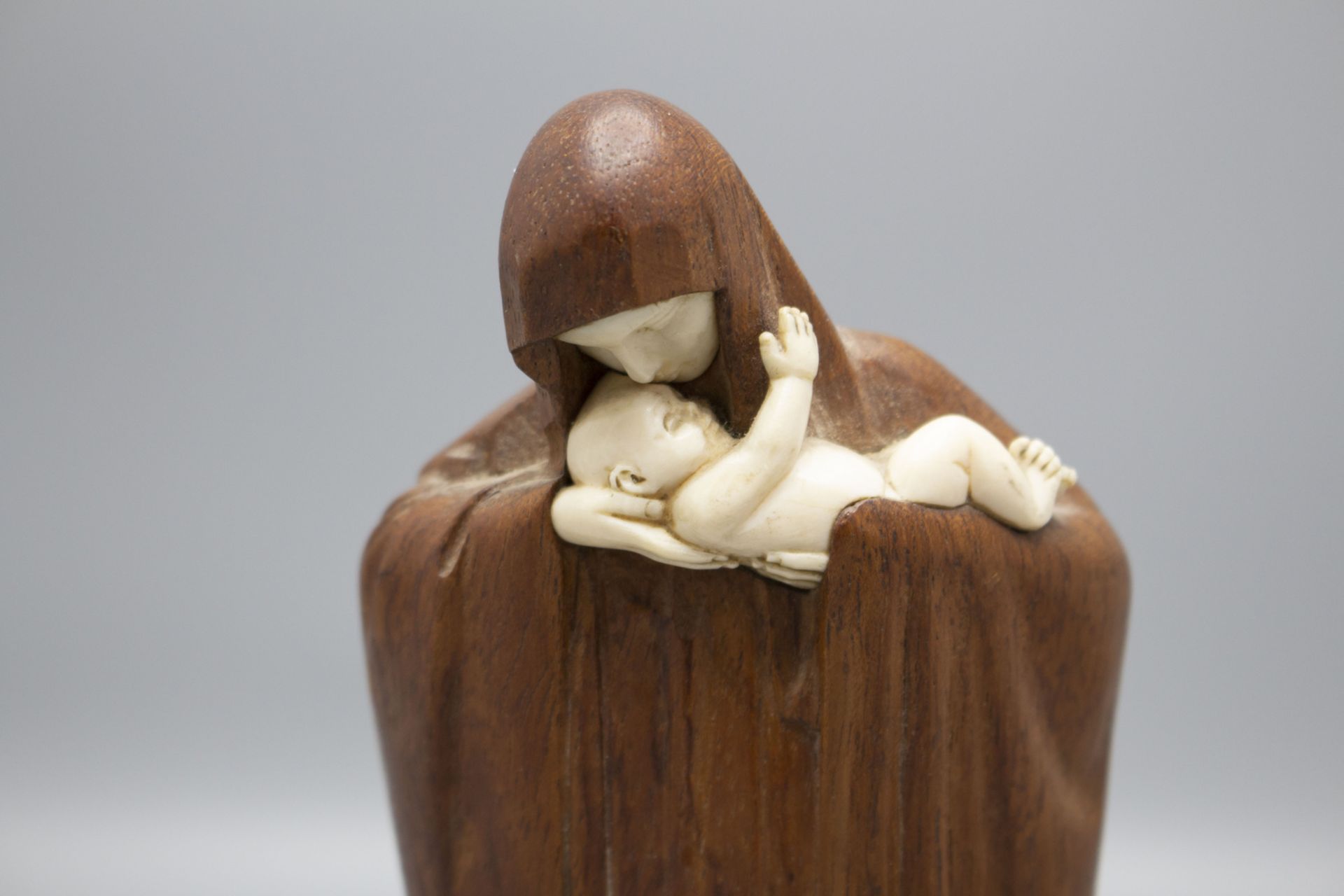 Lucienne Antoinette Heuvelmans (1885-1944), Art Déco Figur 'Madonna mit Kind' / A wooden ... - Image 2 of 7