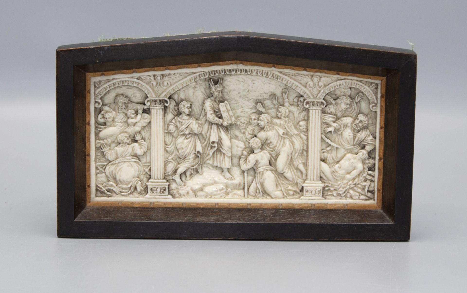 Schnitzerei mit 3 alttestamentarischen Szenen / A carving with 3 scenes of the old testament, ...