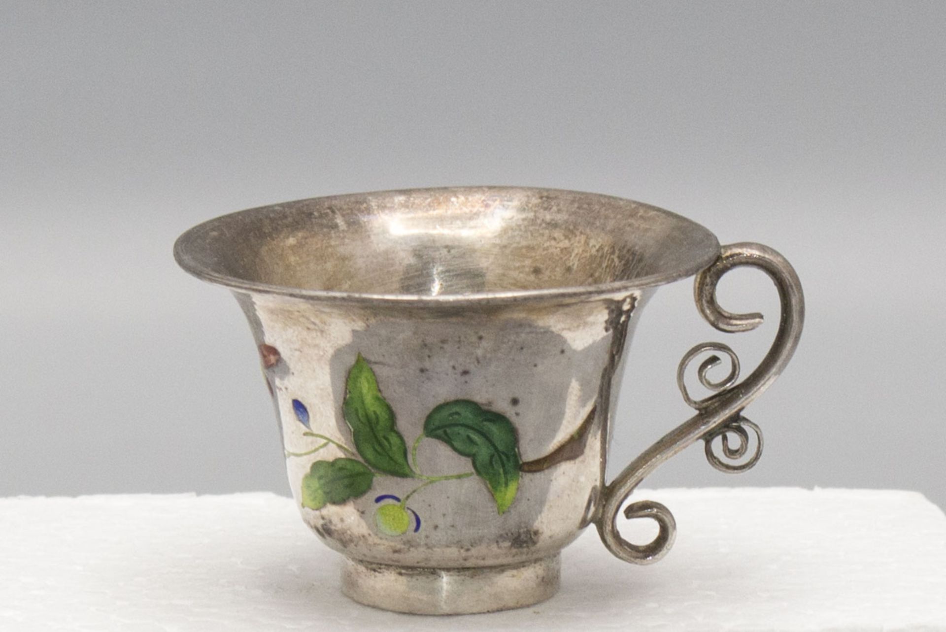 Kleine Tasse mit Emailledekor / An enamelled cup with flower, wohl China, um 1900