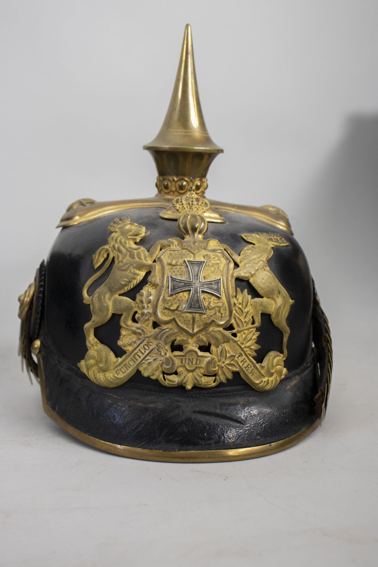 Pickelhaube mit Lederkoffer / A spiked helmet with leather box, Württemberg, um 1910