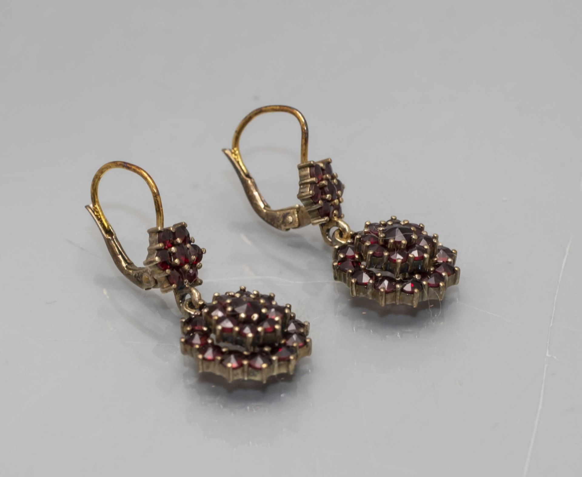 Paar Ohrringe mit Granaten / A pair of earrings with garnets - Image 2 of 3