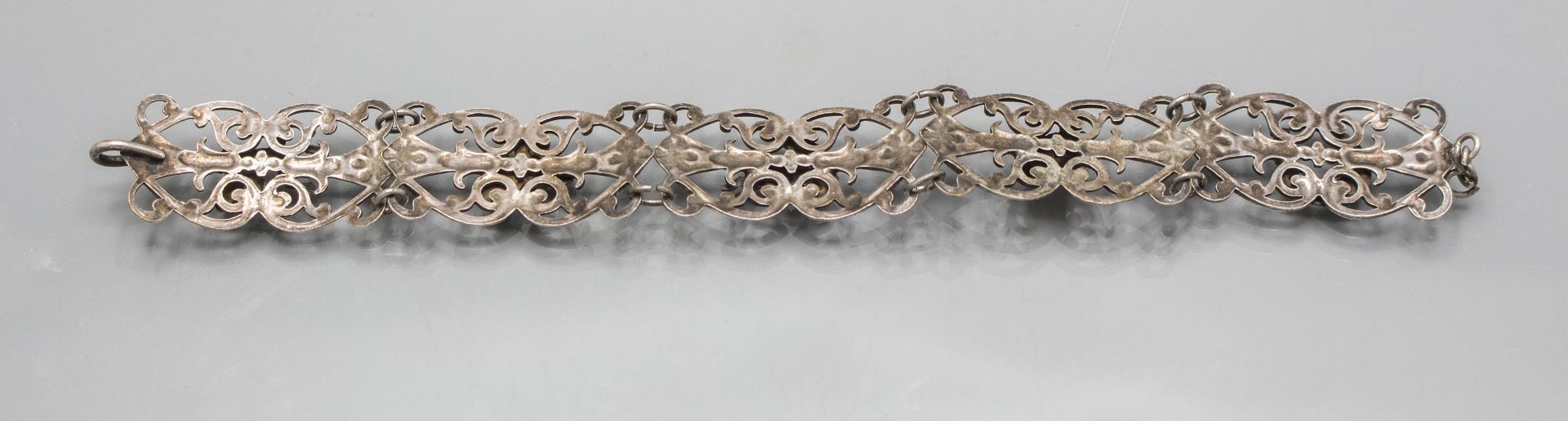 Armband mit Glücksbringern / A bracelet with lucky charms, Anfang 20. Jh. - Image 2 of 2