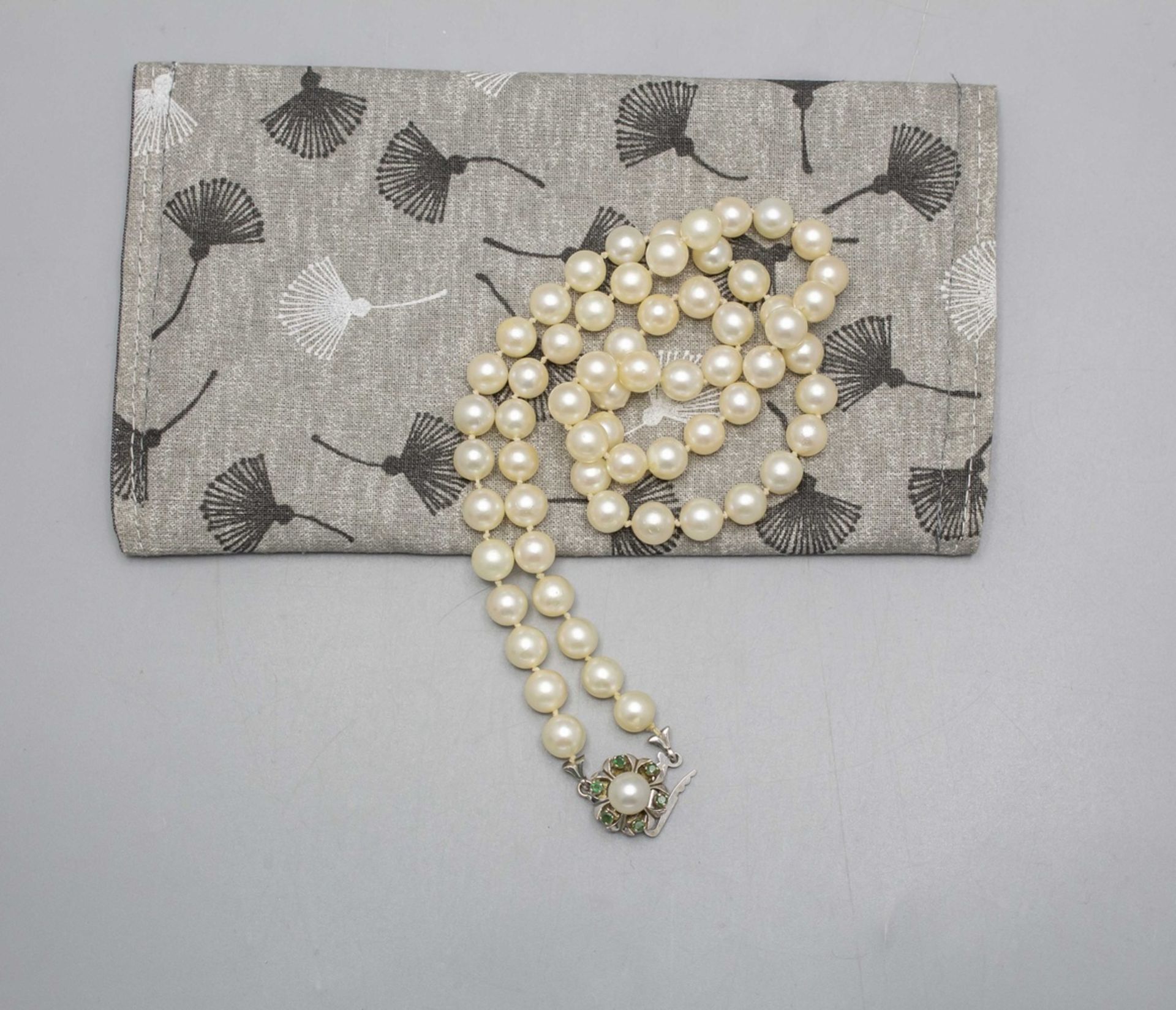 Perlenkette / A pearl necklace with 14 ct gold clasp