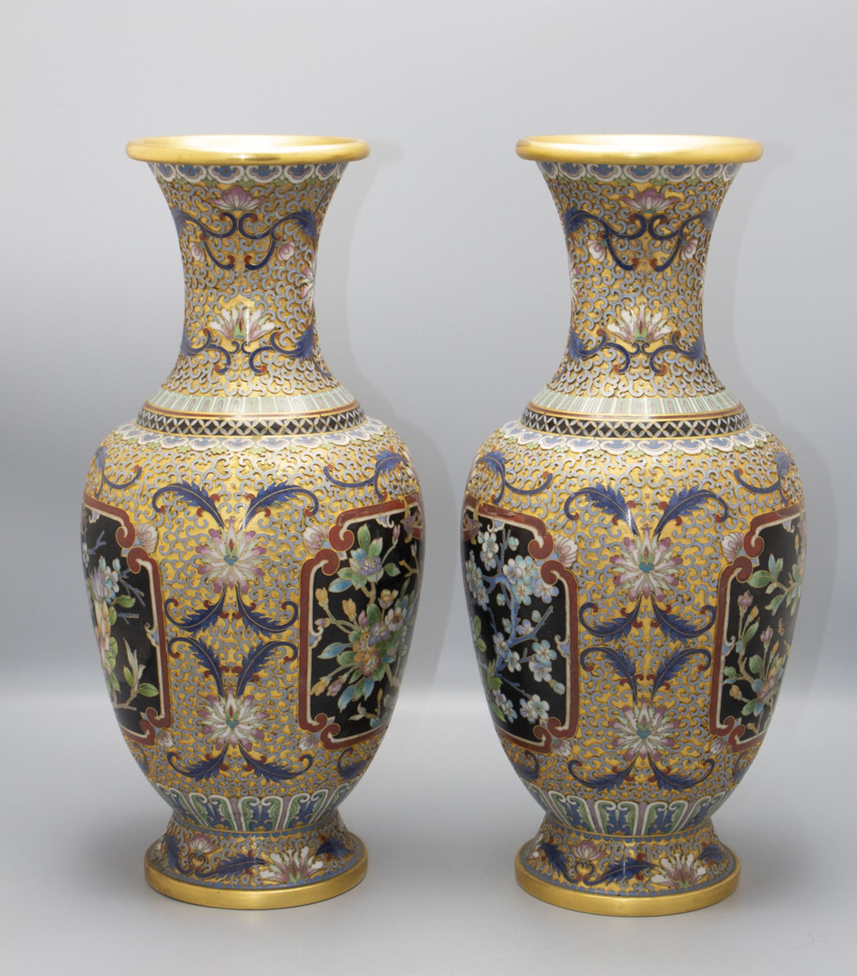 Paar Cloisonne-Vasen / A pair of Cloisonné vases, China, um 1900 - Bild 2 aus 5