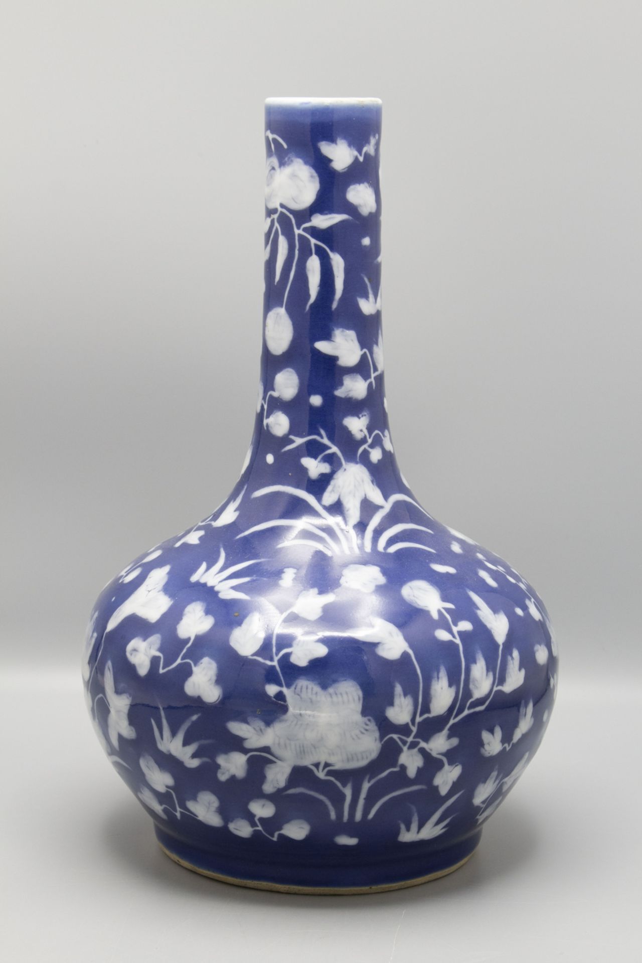Langhals-Vase mit Blütenstrauchdekor / A longneck vase with flowers, China, 19. Jh. - Bild 2 aus 5