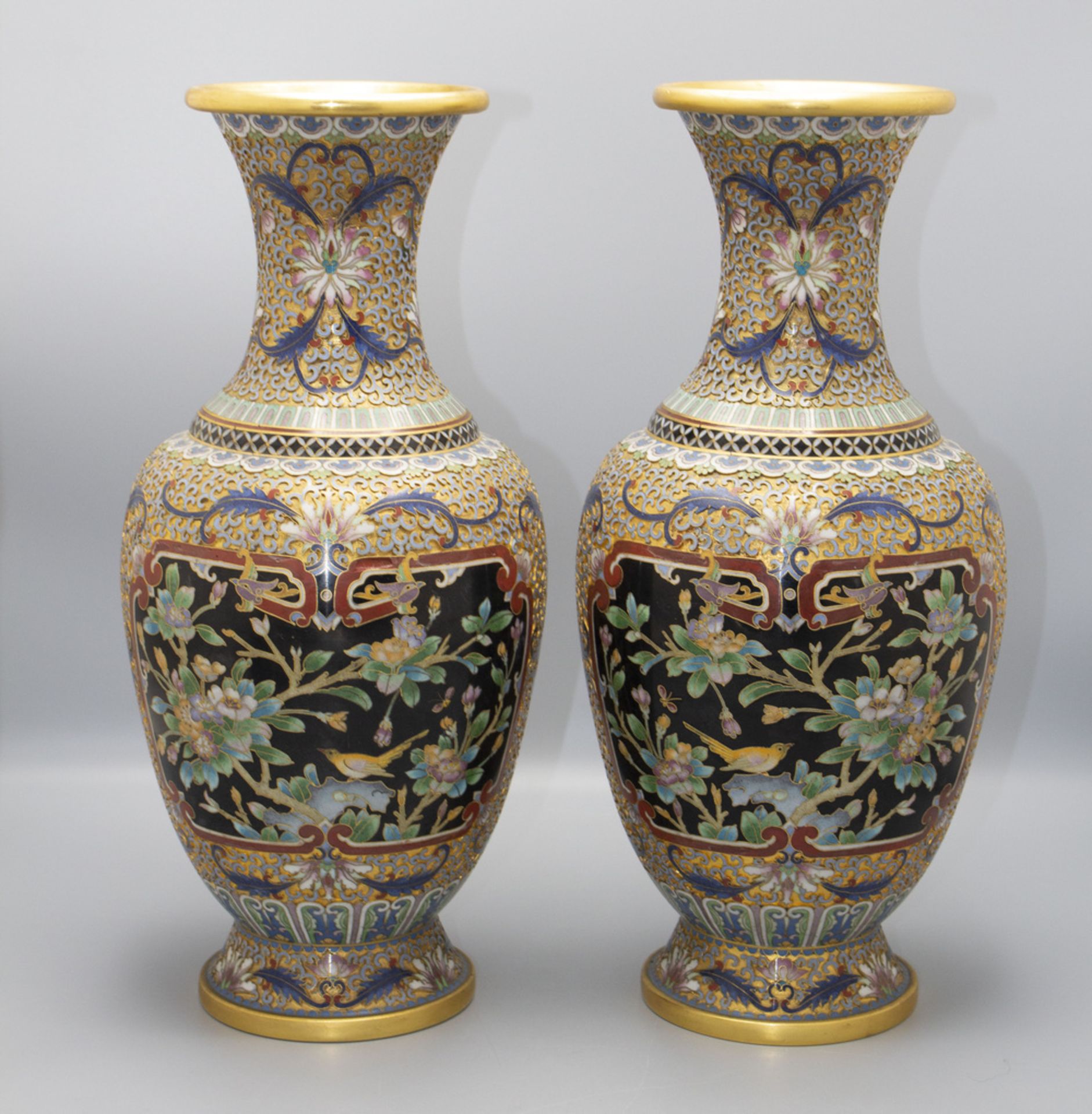 Paar Cloisonne-Vasen / A pair of Cloisonné vases, China, um 1900 - Bild 3 aus 5