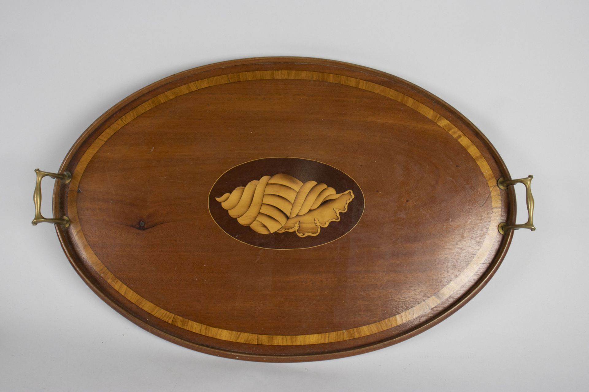 Großes ovales Tablett mit Intarsien / Teetablett / A wooden tray with intarsia, England, 19. Jh.