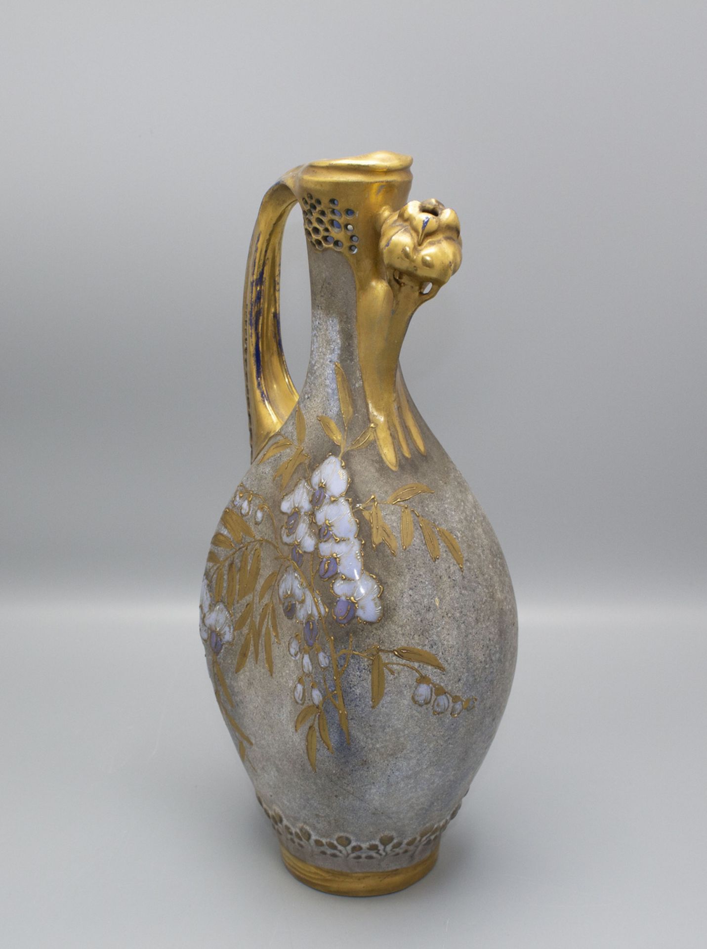 Jugendstil Henkelvase bzw. Kanne mit Blauregen / An Art Nouveau decorative vase or jug with ... - Image 4 of 6