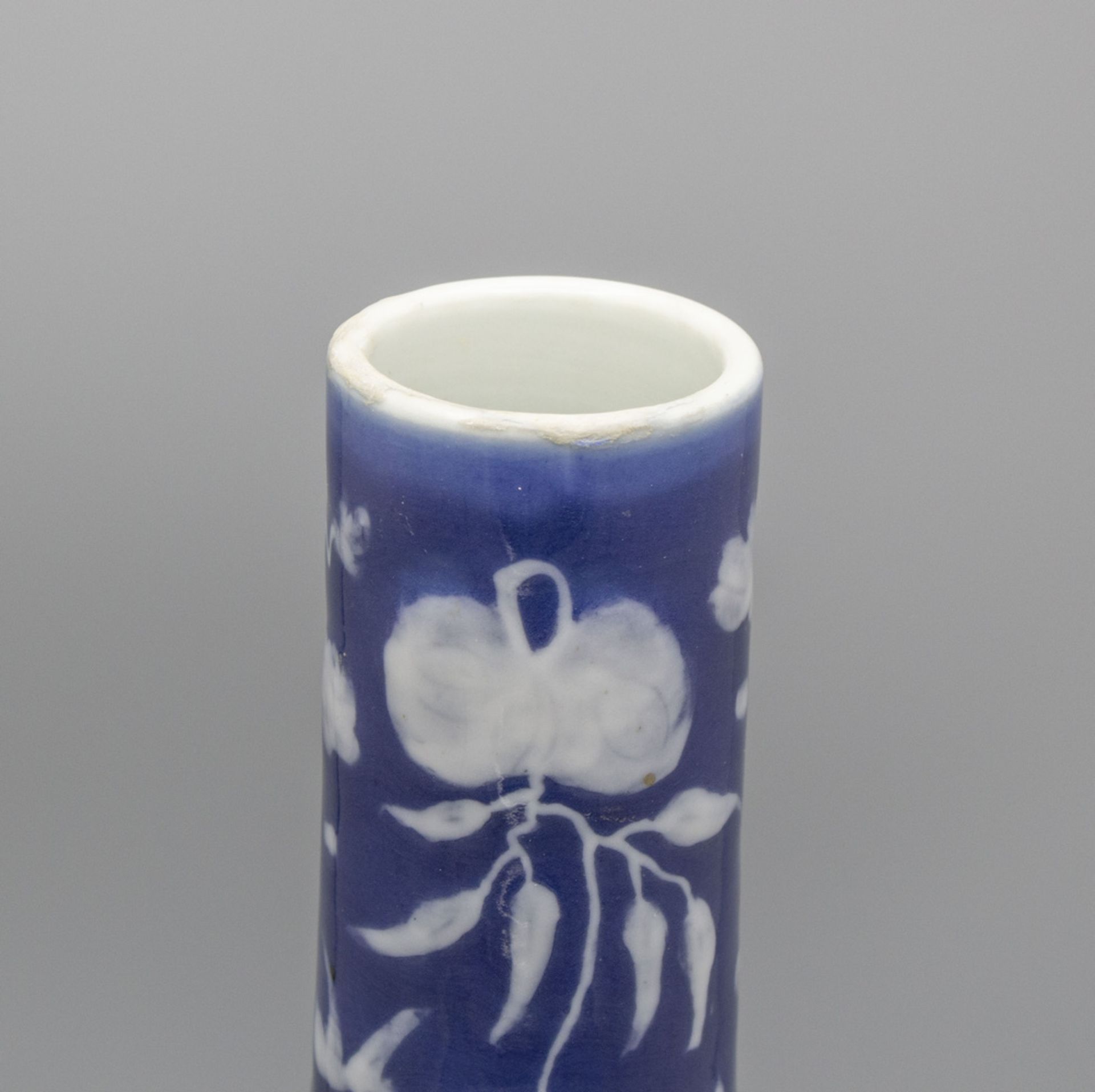 Langhals-Vase mit Blütenstrauchdekor / A longneck vase with flowers, China, 19. Jh. - Bild 4 aus 5