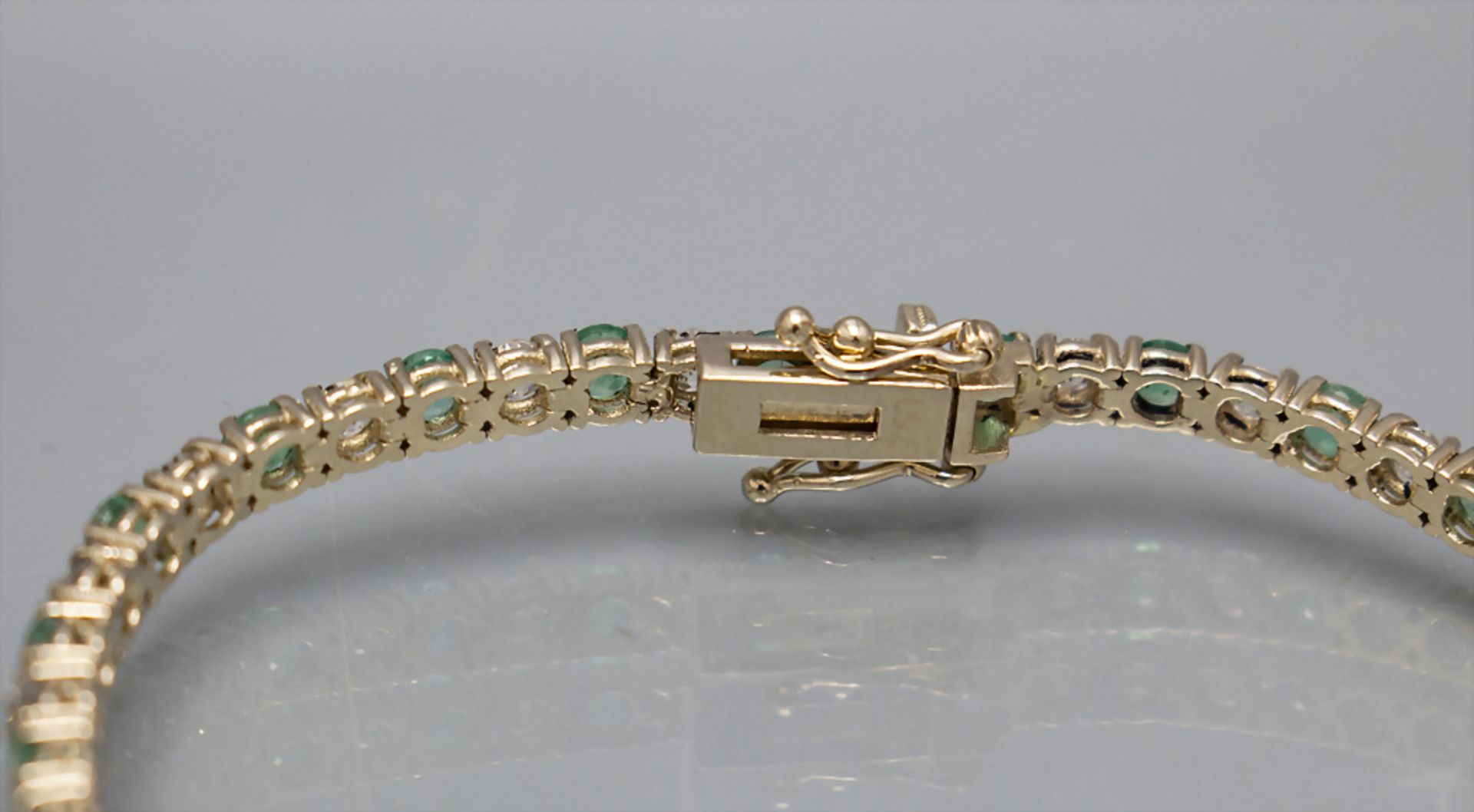 Tennis-Armband mit Smaragden und Brillanten / An 18 ct gold bracelet with diamonds, Italien, ... - Image 2 of 2