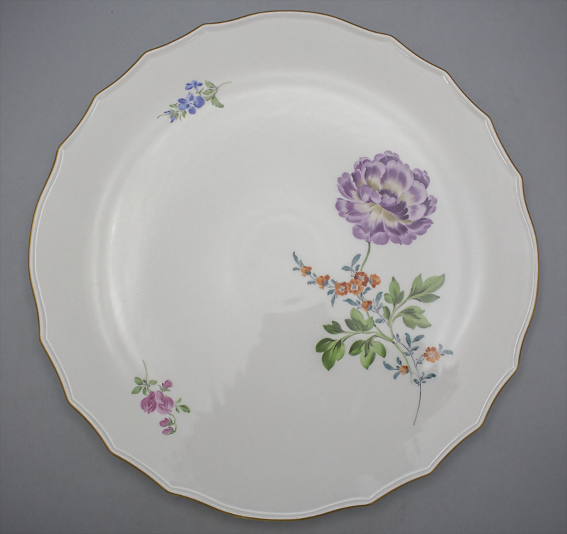 Große Kuchenplatte mit Anemone / A large cake serving plate with anemone, Meissen, Mitte 20. Jh.