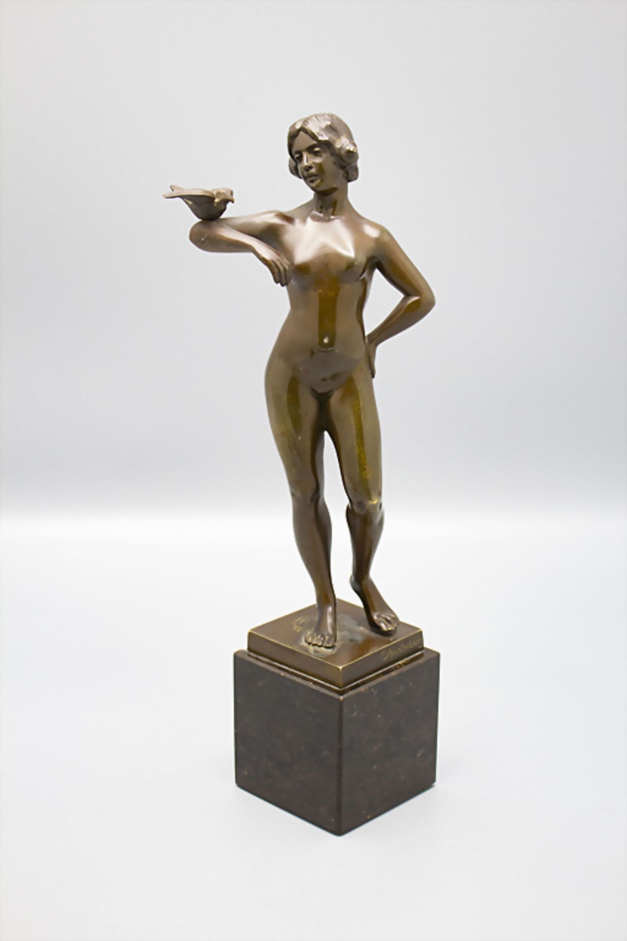 Jugendstil Bronzeplastik 'Stehender weiblicher Akt mit Taube' / An Art Nouveau bronze ...