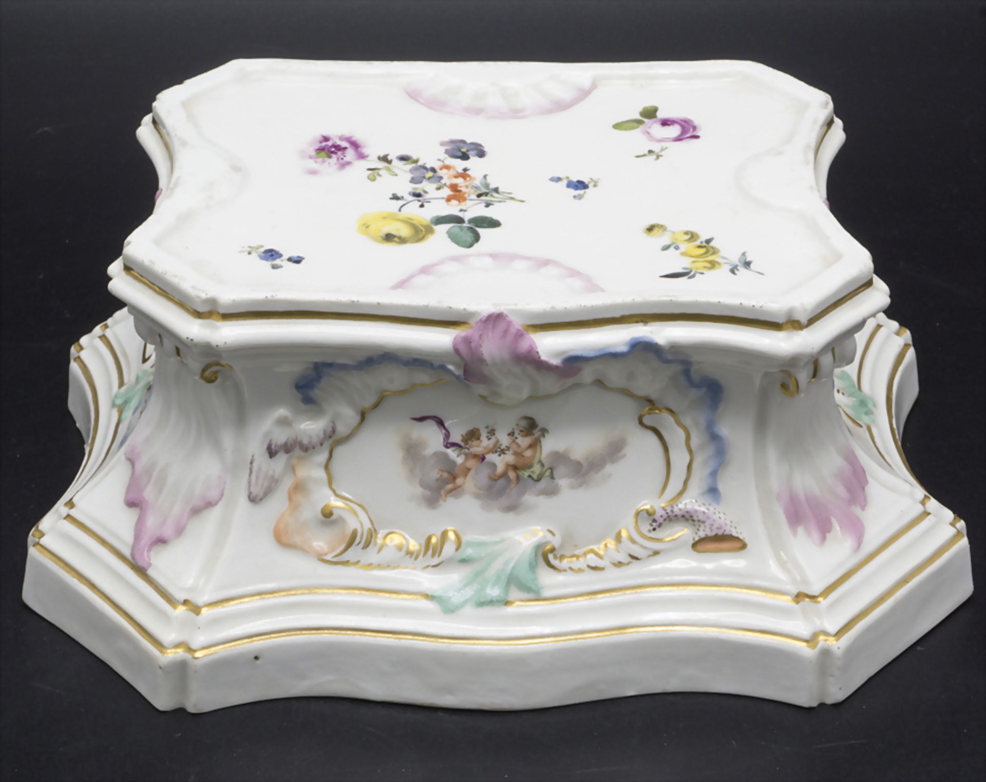 Postament mit Engeln / Sockel / A pedestral with angels, Meissen, um 1740 - Image 3 of 10