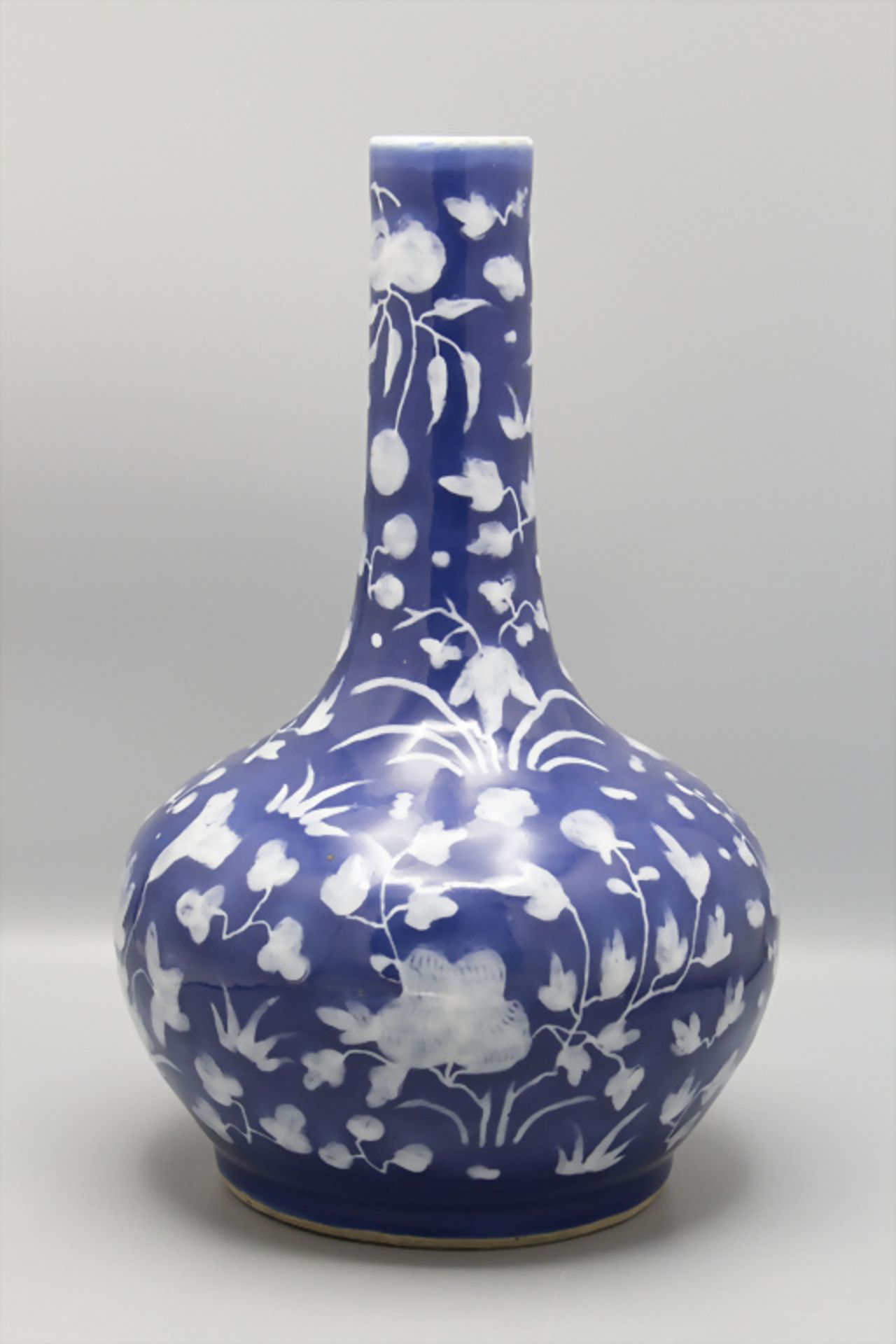 Langhals-Vase mit Blütenstrauchdekor / A longneck vase with flowers, China, 19. Jh. - Image 2 of 5