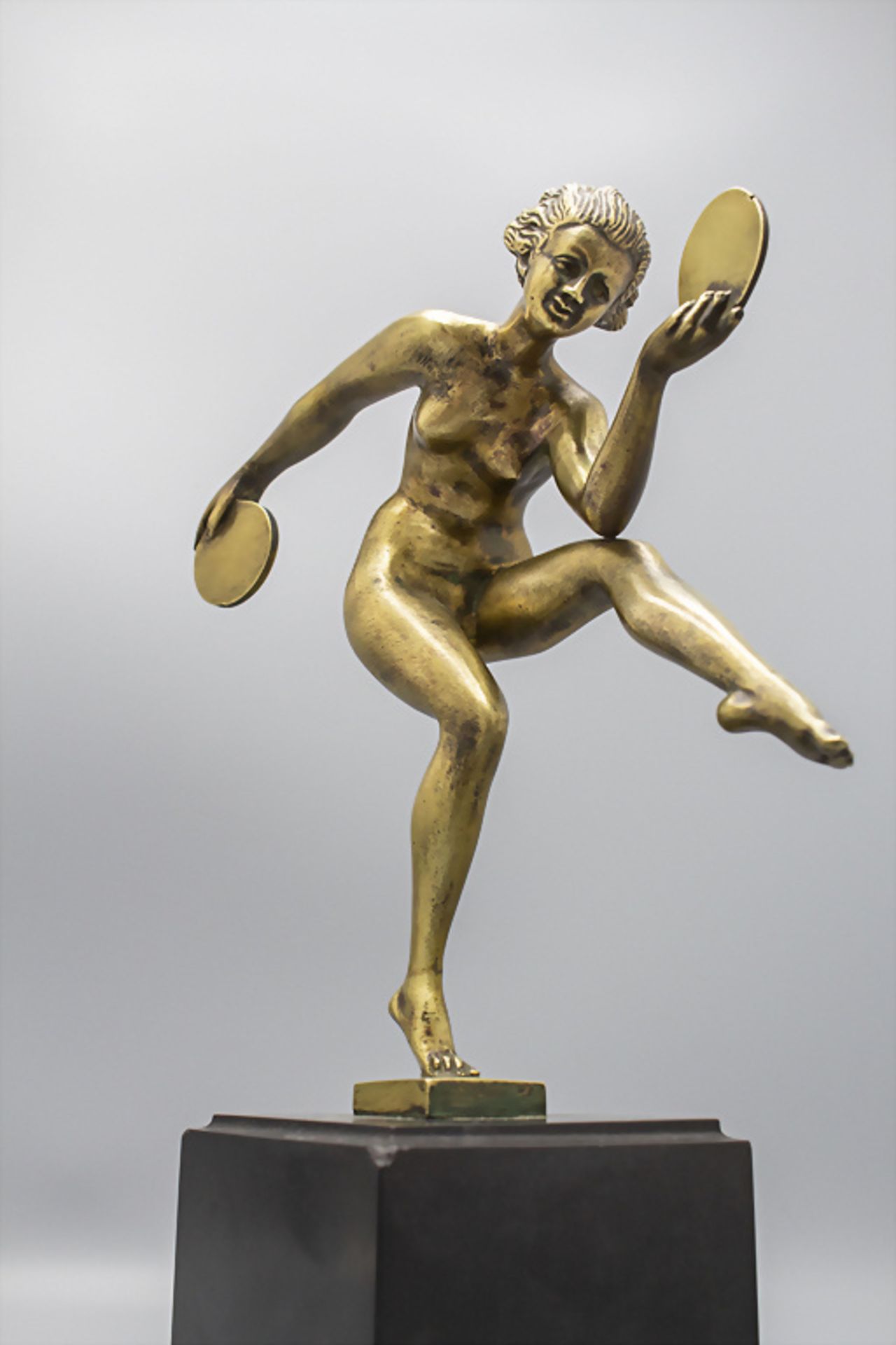 Art Déco Bronze 'Scheibentänzerin' / An Art Deco bronze 'Disc dancer', nach 1925 - Image 6 of 7