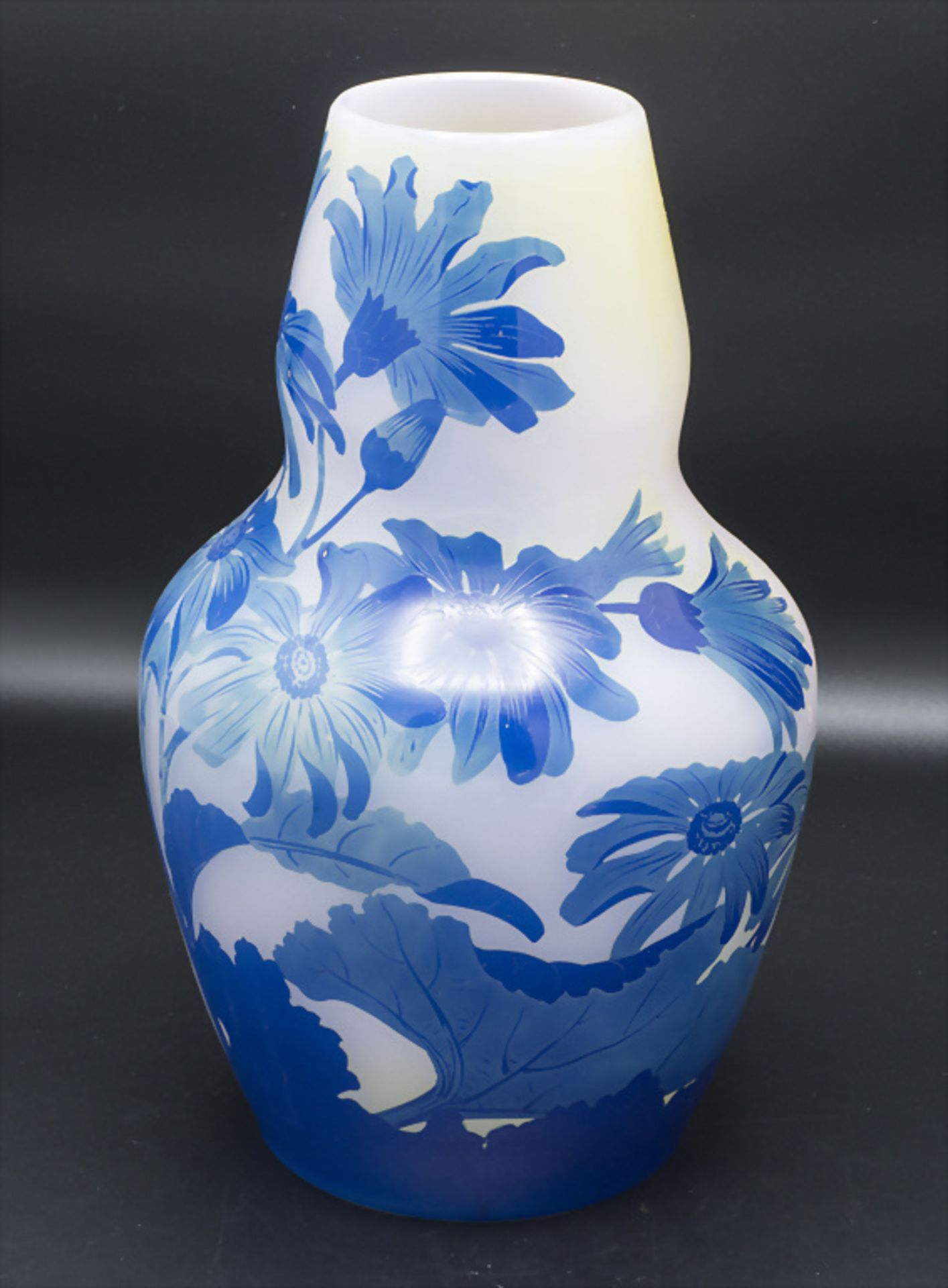 Jugendstil Kürbis-Vase mit Sonnenblumen / An Art Nouveau cameo glass vase with sunflowers, ... - Bild 2 aus 7