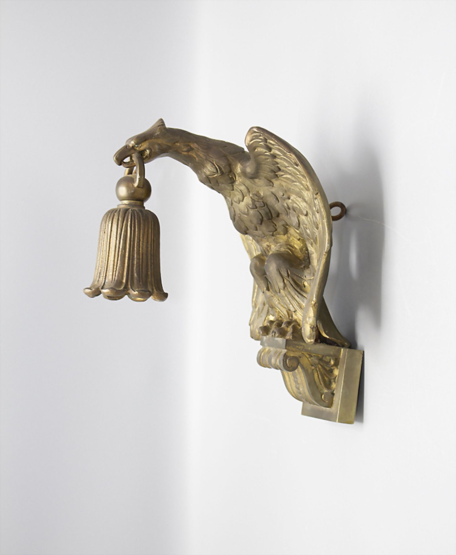 Bronze Adler als Wandlampe / A bronze eagle as wall light, Frankreich, Anfang 20. Jh.