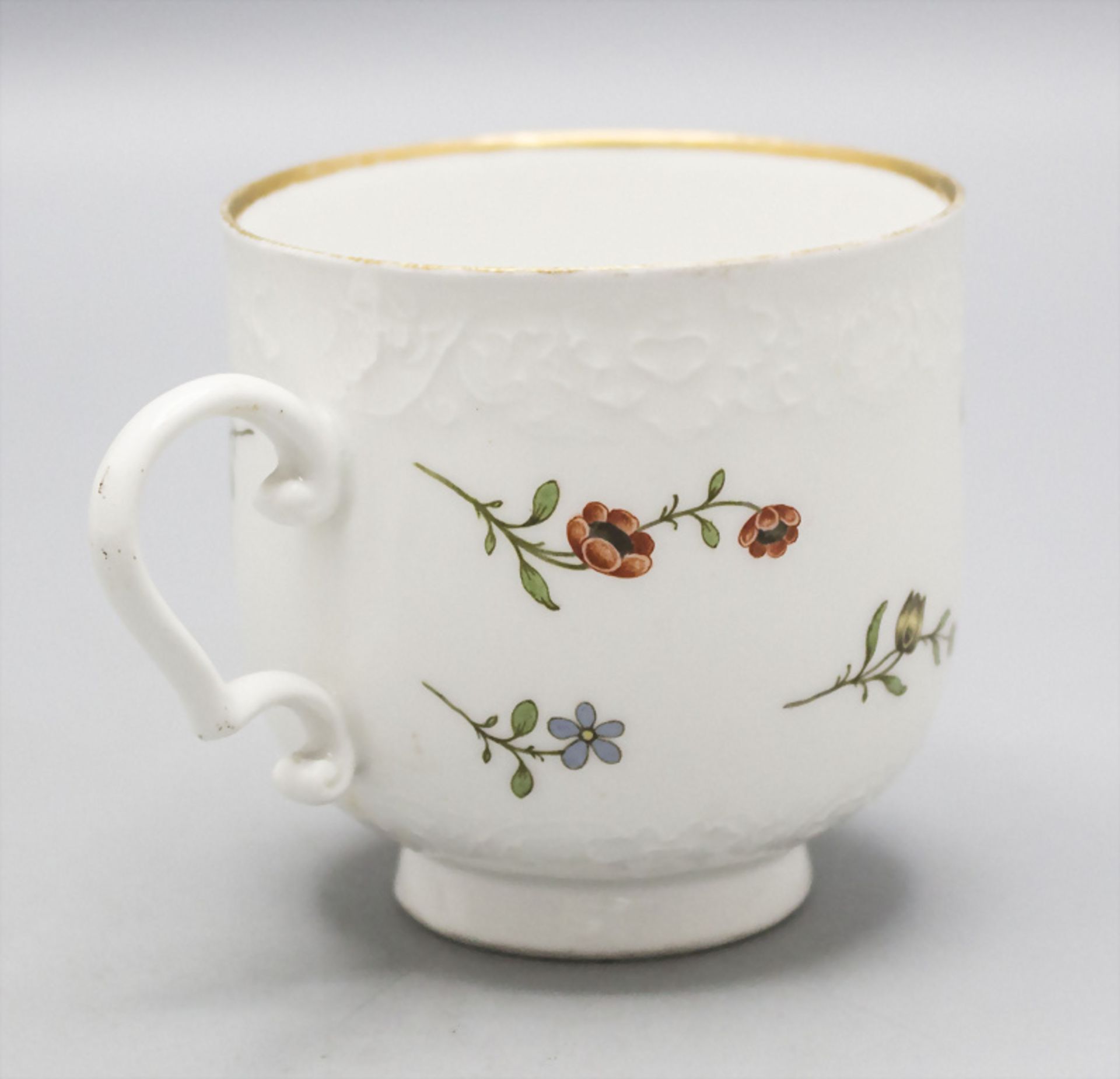 Tasse und Untertasse mit seltener Blumenmalerei / A cup and saucer with rare flower paintings, ... - Bild 2 aus 5
