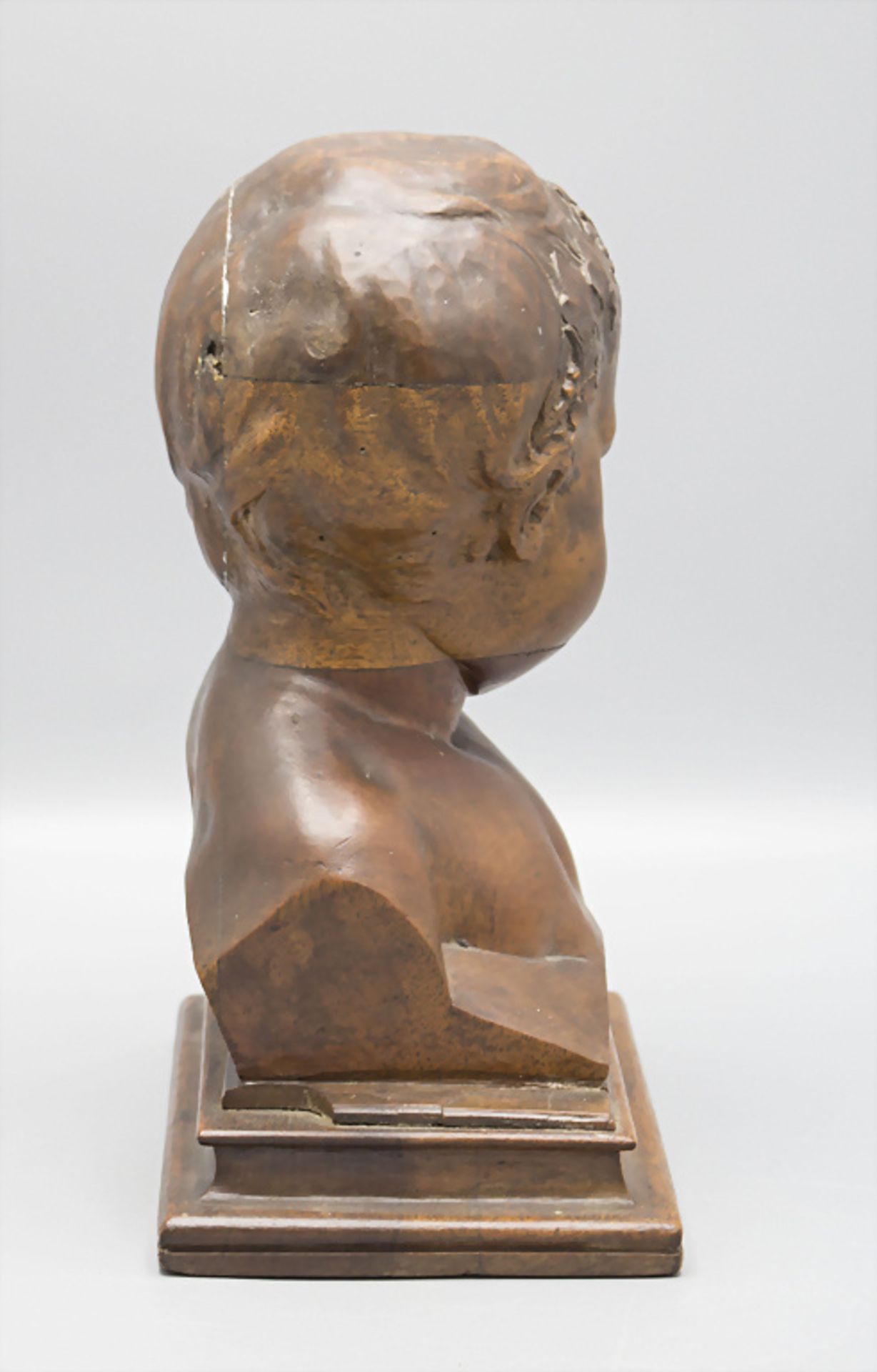 Büste eines Kindes / A wooden bust of a child,  Anfang 20. Jh. - Bild 4 aus 6